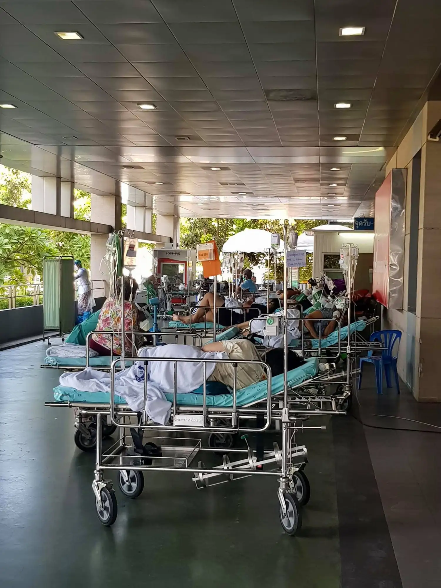 泰國疫情嚴峻，連日確診人數激增造成醫療量能緊繃，許多確診者等不到床位只好在醫院外苦等(圖片來源：FB@thiravat.h)