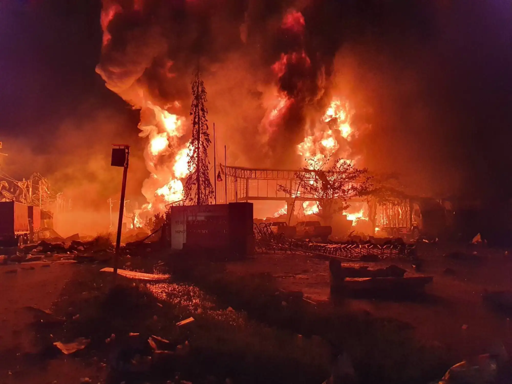 台資明諦泰國化工廠爆炸 大火延燒25小時(圖片來源：Twitter)