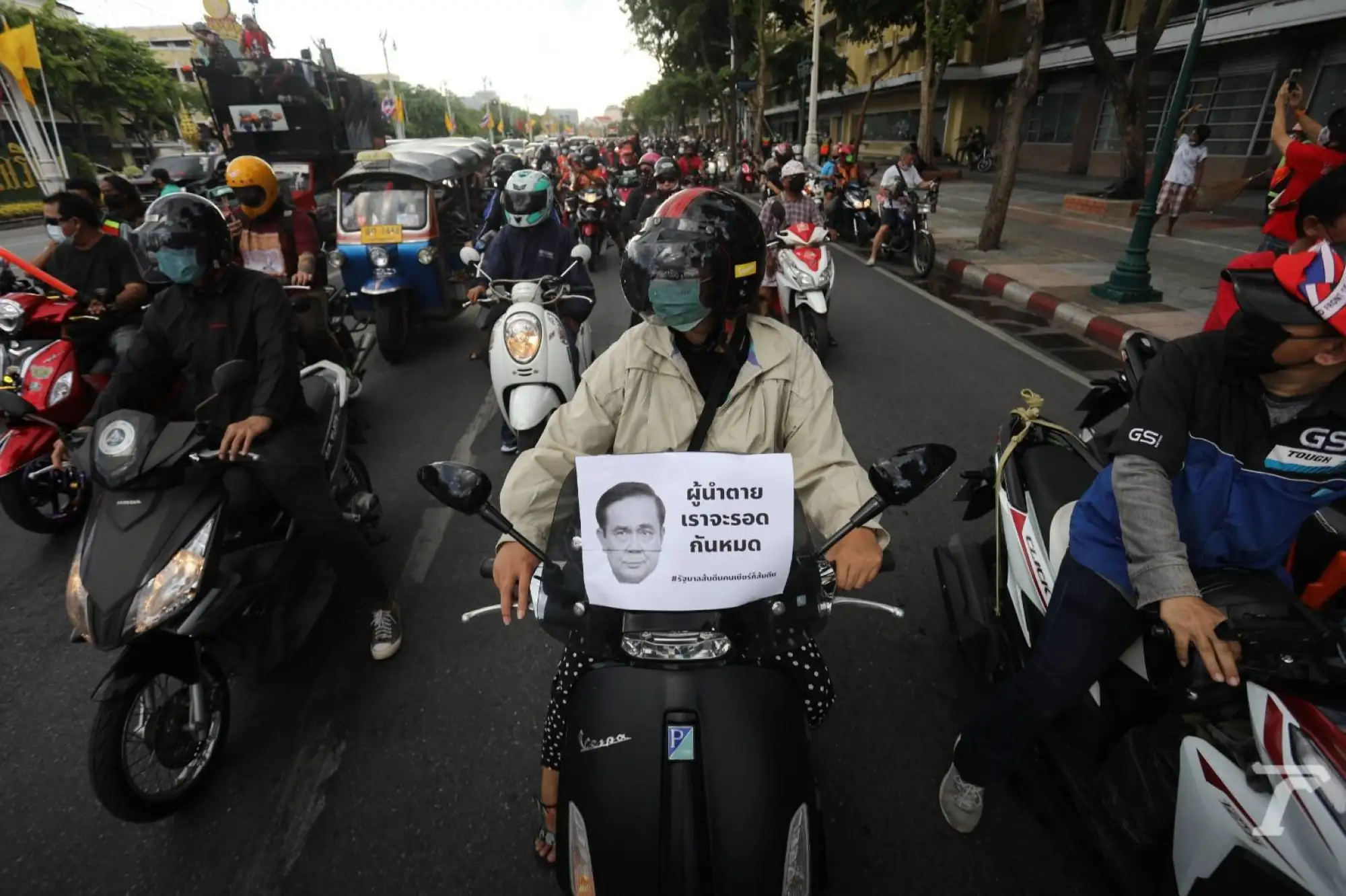 批泰国政府无能 车队抗议堵住曼谷交通要道(图片来源:网路)