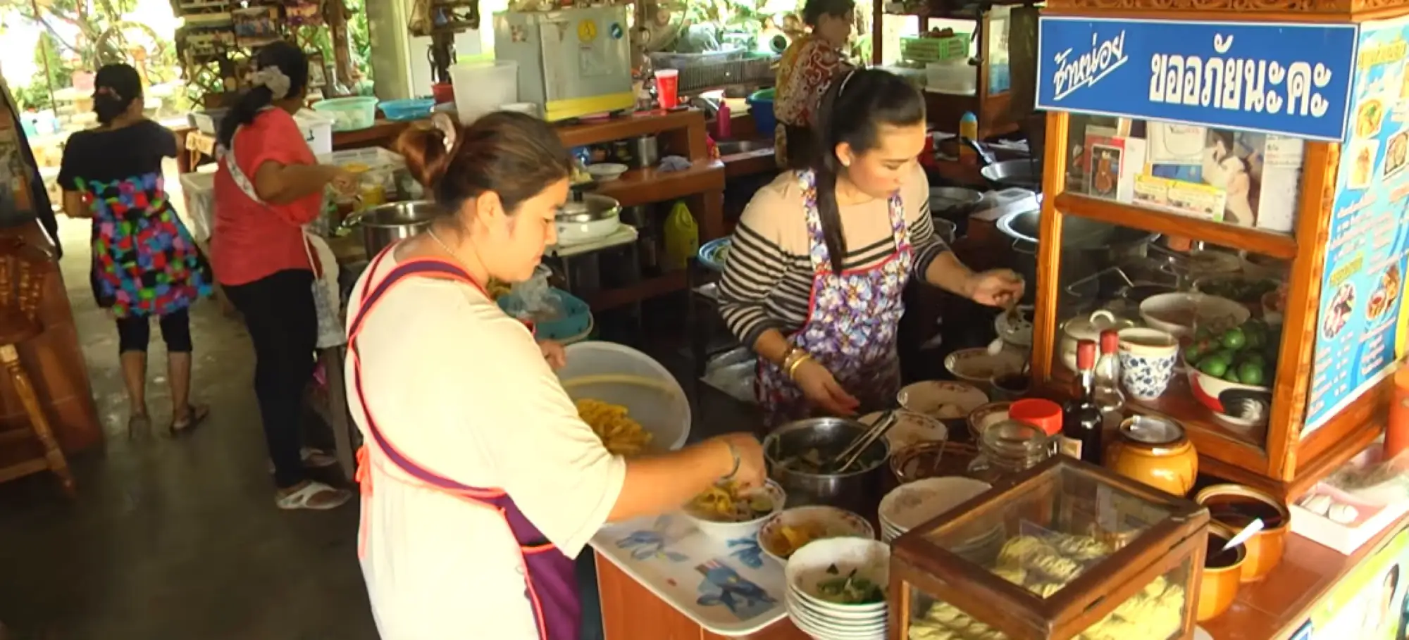 Ta Phut 粿条店每天都自制很多鸡蛋面，古法素可泰粿条，已经卖了三代人的时间，超过了70年（图片来源：sanook）