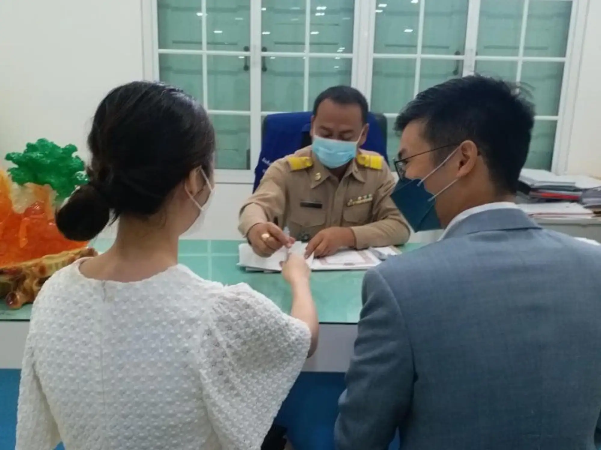 普吉岛沙盒计划入境的香港籍男子Francis Wong和他的泰籍女友Nattanan Chatadaensuwan在普吉府城区(Muang)办事处结婚（图片来源：thephuketnews）