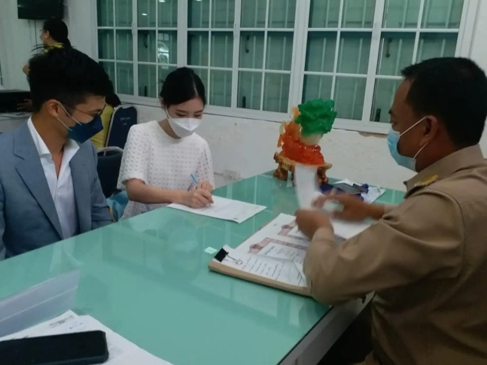 利用普吉岛沙盒计划入境的香港籍男子Francis Wong和他的泰籍女友Nattanan Chatadaensuwan，两人相约要在普吉相见，并办理结婚登记（图片来源：thephuketnews）