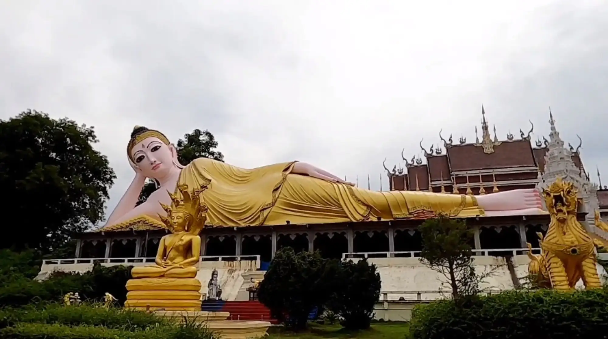 帕府 Wat Phrathat Suthon Mongkhon Khiri 寺有著精美的建築風格，彙集了多個府的頂級蘭納藝術風格（圖片來源：kaook）