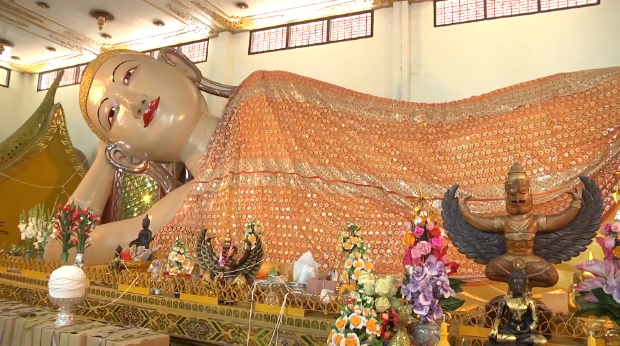 夜豐頌府臥佛寺內部供奉著一座臥佛，以緬甸的藝術風格著稱（圖片來源：kaook）