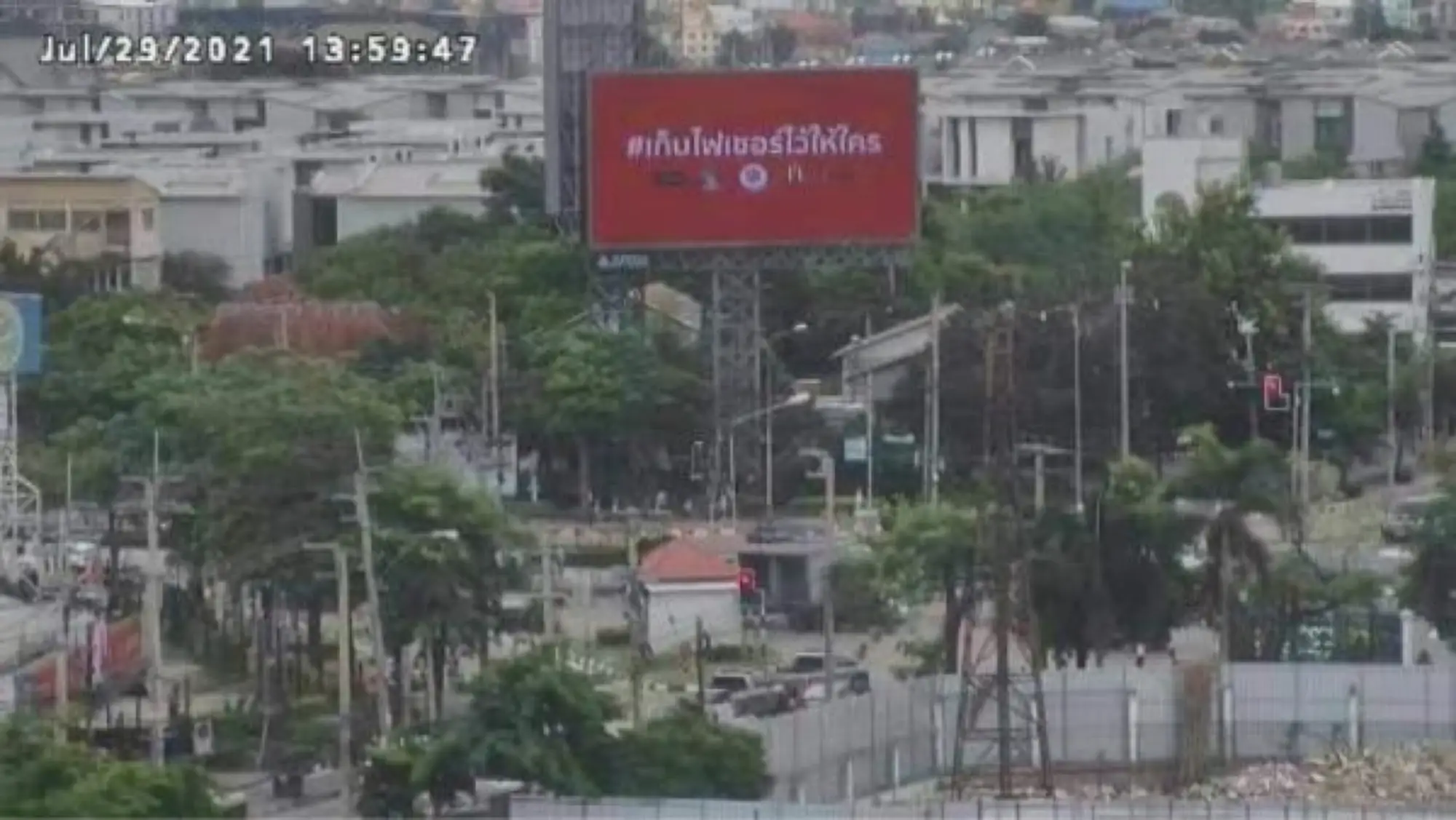 輝瑞抵泰 民間買廣告質問政府：你把輝瑞給誰？(圖片來源：Coconuts Bangkok)