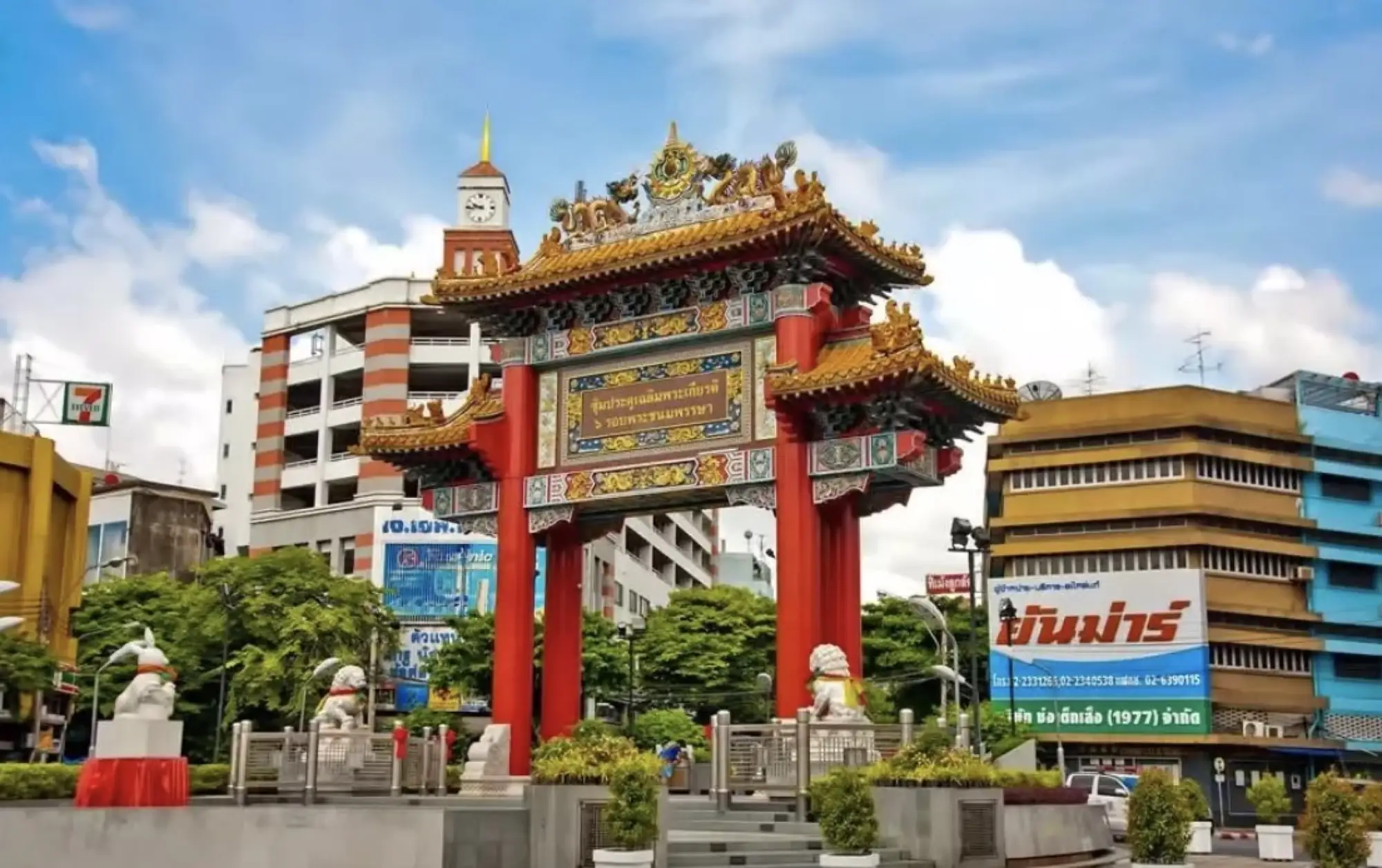 曼谷中華門牌樓是中國城的標誌，位於 Yaowarat 路中的大型交通島正中央（圖片來源：泰旅局）