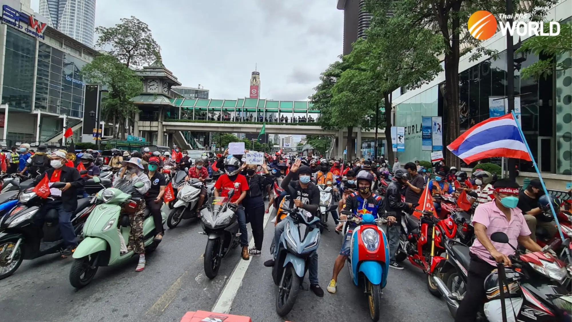 抗疫不力 泰國紅衫軍前領袖納塔兀號召示威 要求總理下臺（圖片來源：thaipbsworld）