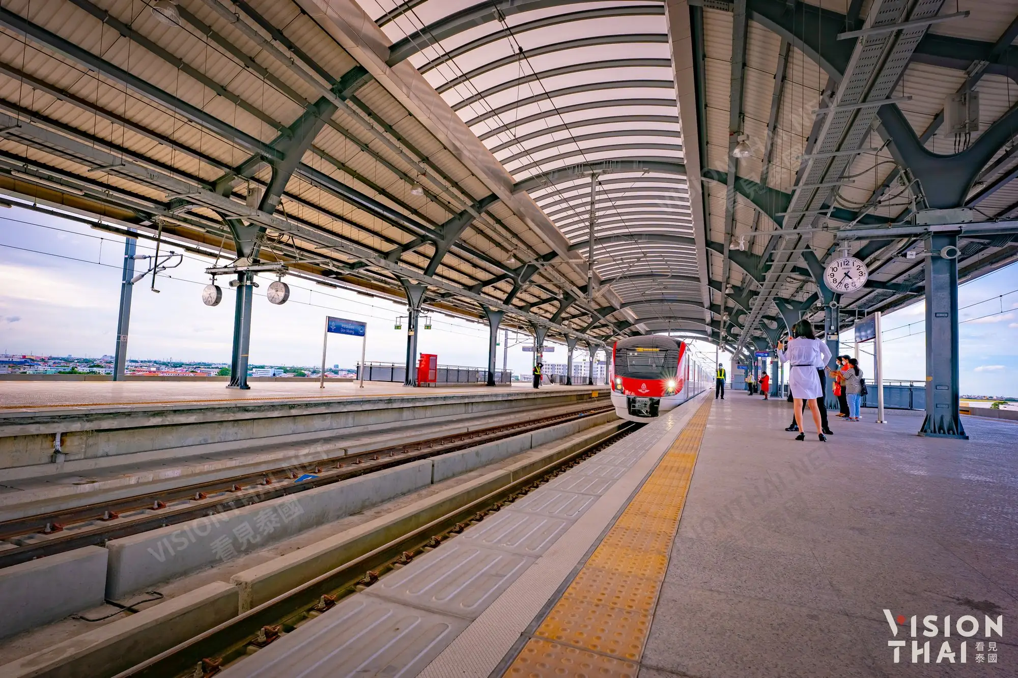 红线免费搭乘服务将持续到10月底，预计11月起开始商转（VISION THAI 看见泰国）