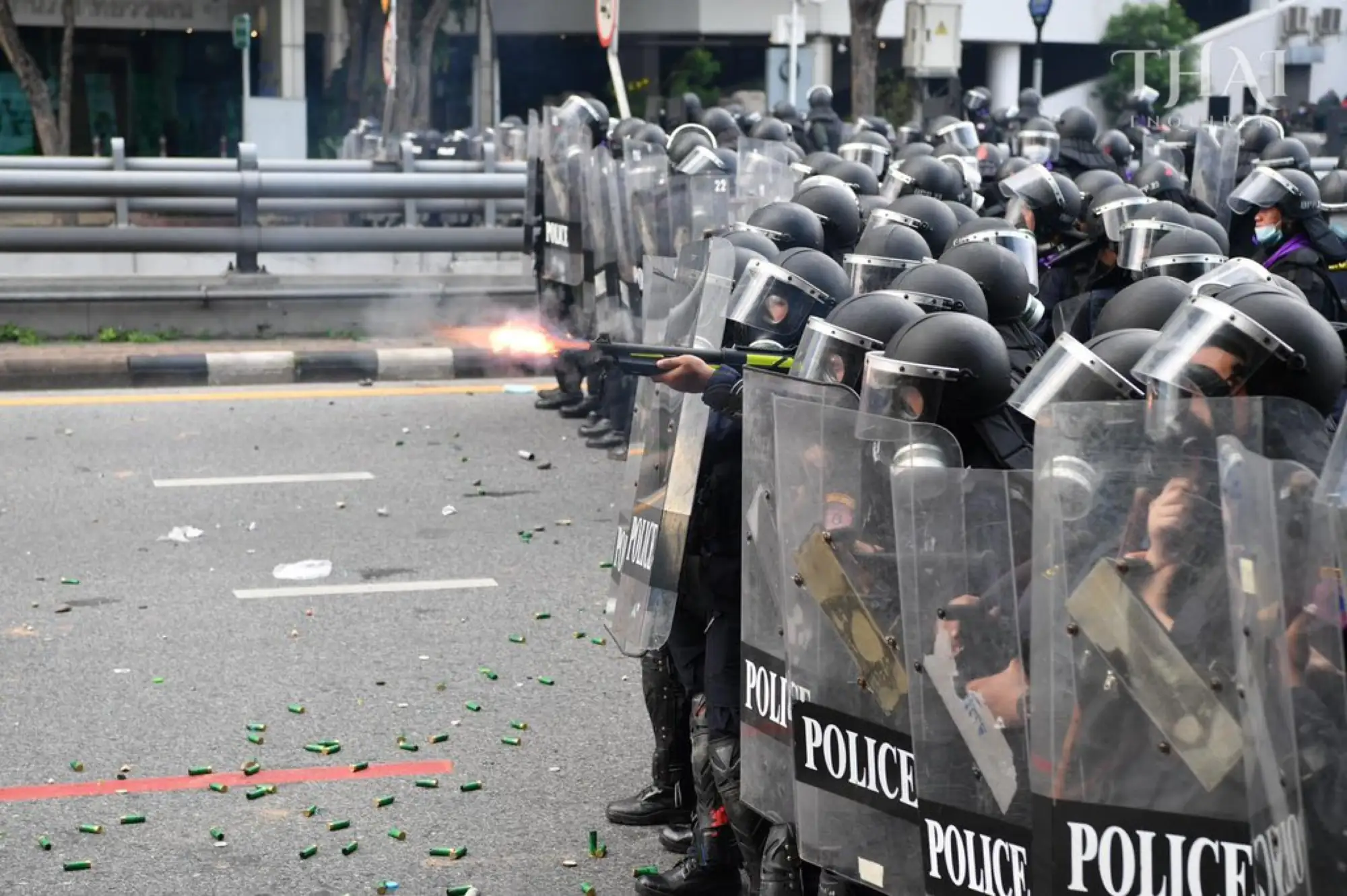 由于泰国疫情目前处于紧急状态下，禁止大型集会，民众在示威途中而遭到大批警力拦阻，双方发生激烈冲突（图片来源：Thai Enquirer）