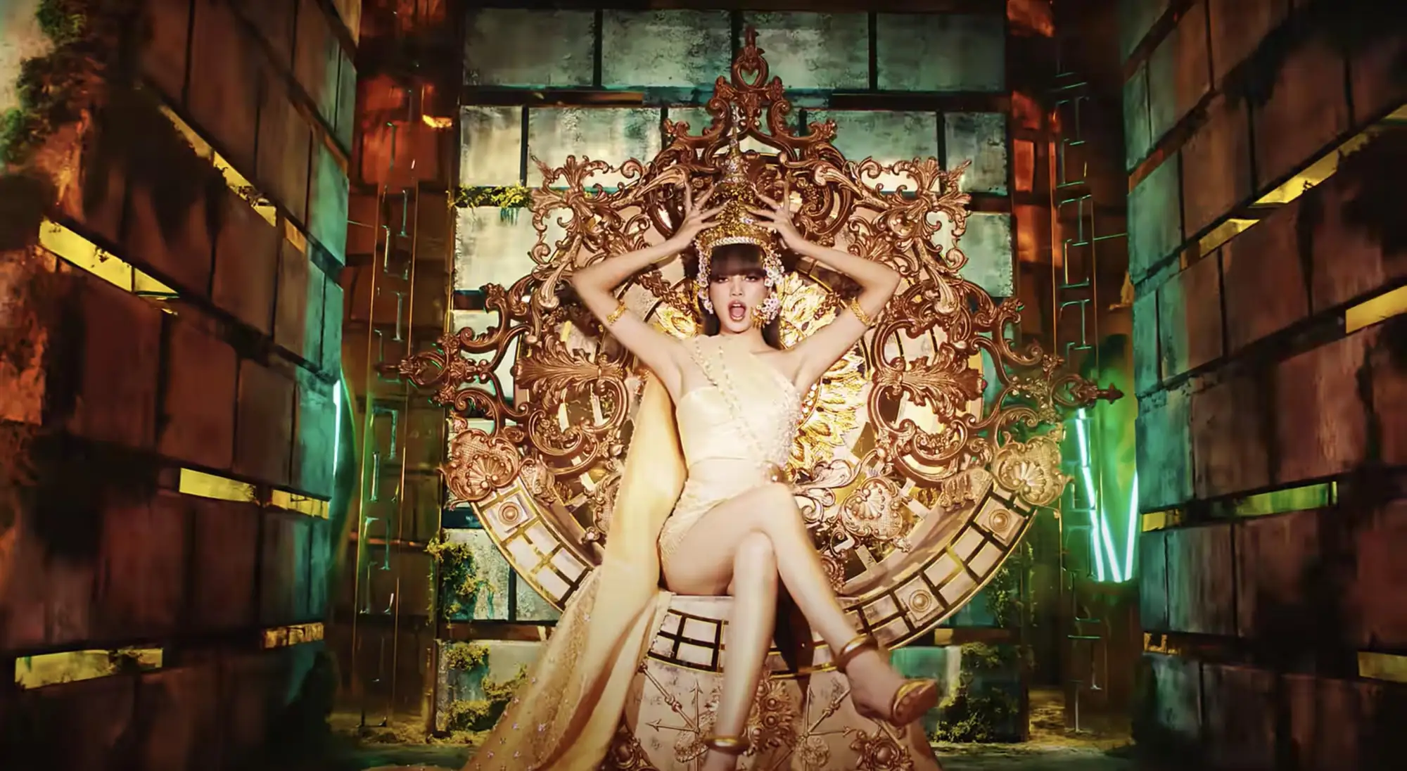 韩国女团BLACKPINK Lisa新曲MV引领泰国时尚与传统文化 向家乡致敬 （翻摄自YouTube/BLACKPINK）