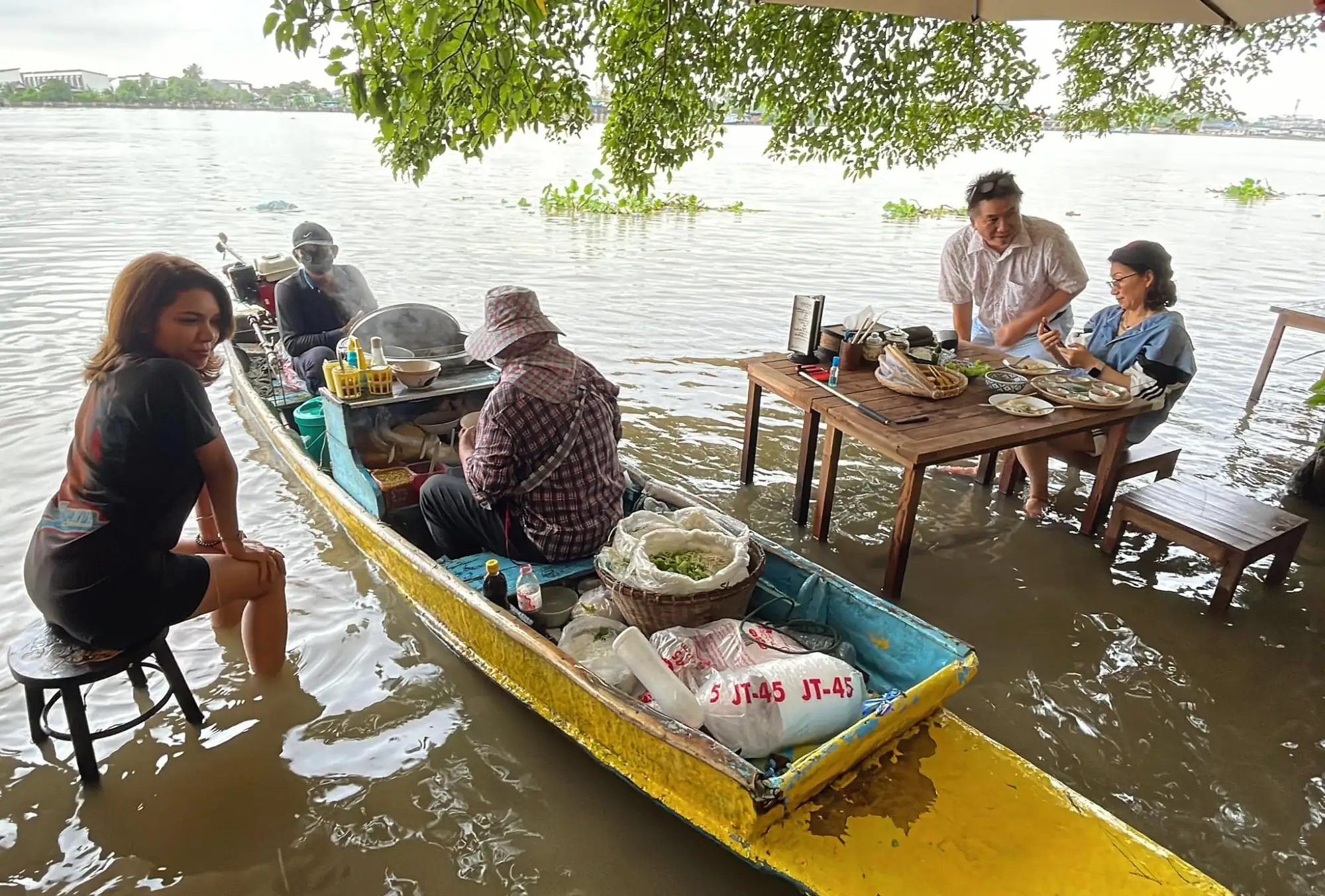 泰国洪水淹餐厅 烤肉兼“戏水”意外成商机（图片来源：Chaopraya Antiquecafe官方脸书）