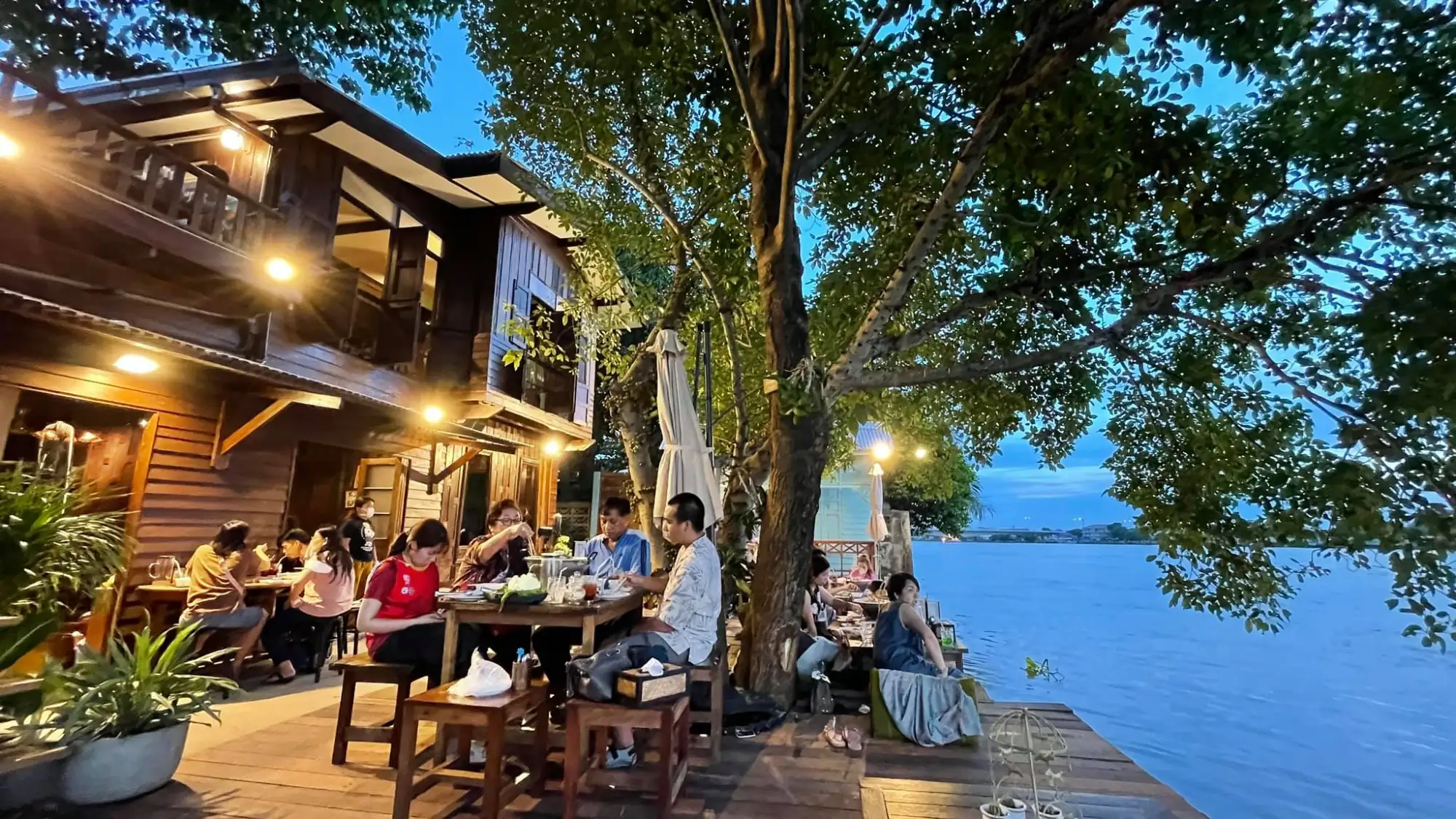 位於河畔的餐廳淹水前的模樣（圖片來源：Chaopraya Antiquecafe官方臉書）