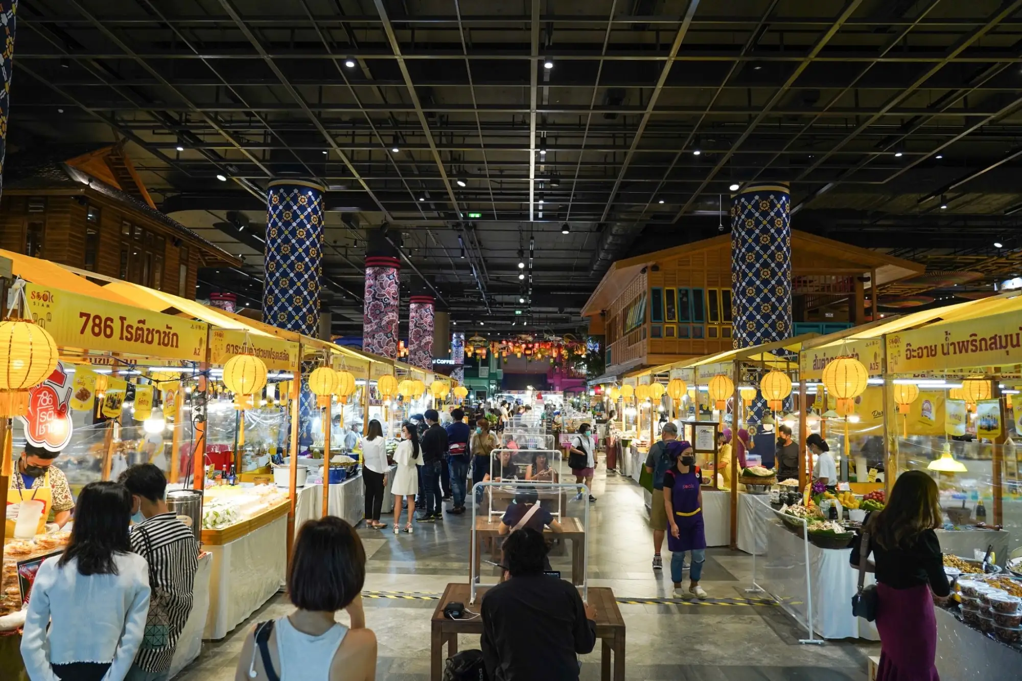 ICONSIAM斋食盛会有50多间摊商，吃得到泰国四方斋食。(来源：ICONSIAM）