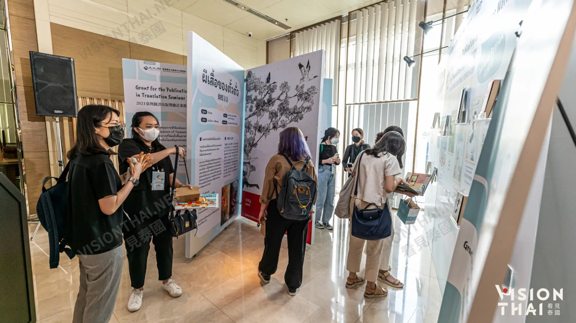 活動現場以巨型立體書、閱讀牆打造互動體驗（來源：看見泰國）