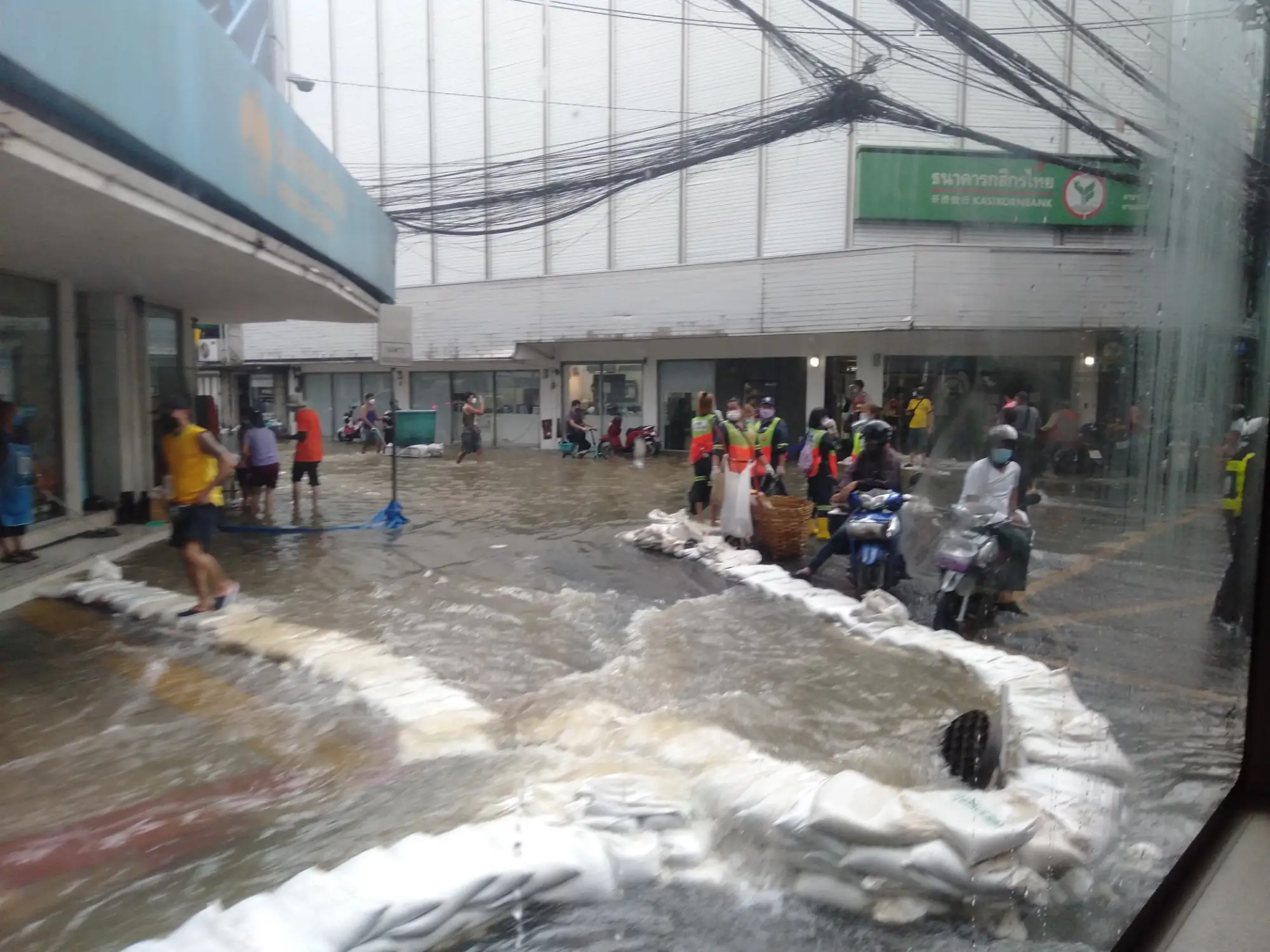 曼谷淹水災情慘 黎明寺也泡水中（圖片來源：Twitter）