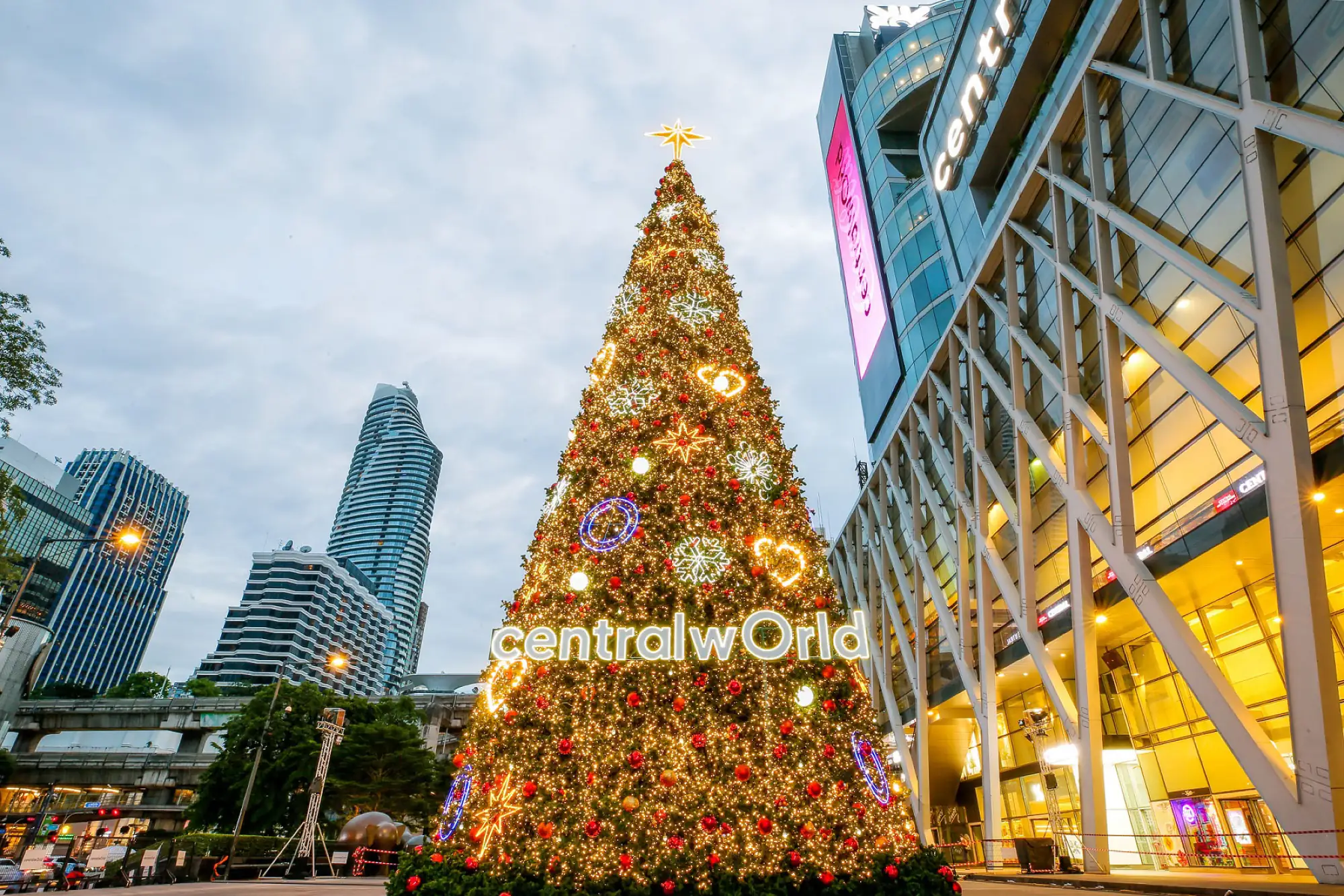2021泰國聖誕節 centralwOrld東南亞最高聖誕樹看現場Live表演（圖片來源：centralwOrld）