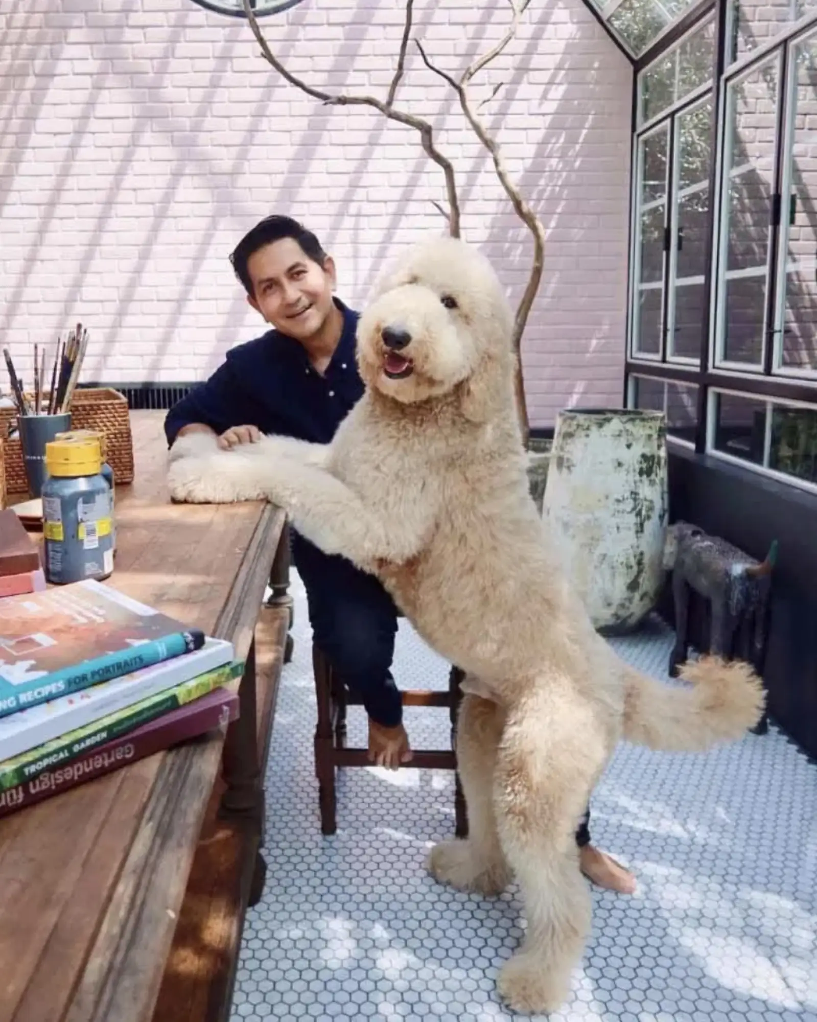 泰星Duke Bhanudej与爱犬（图片来源：@duke_bhanudej）