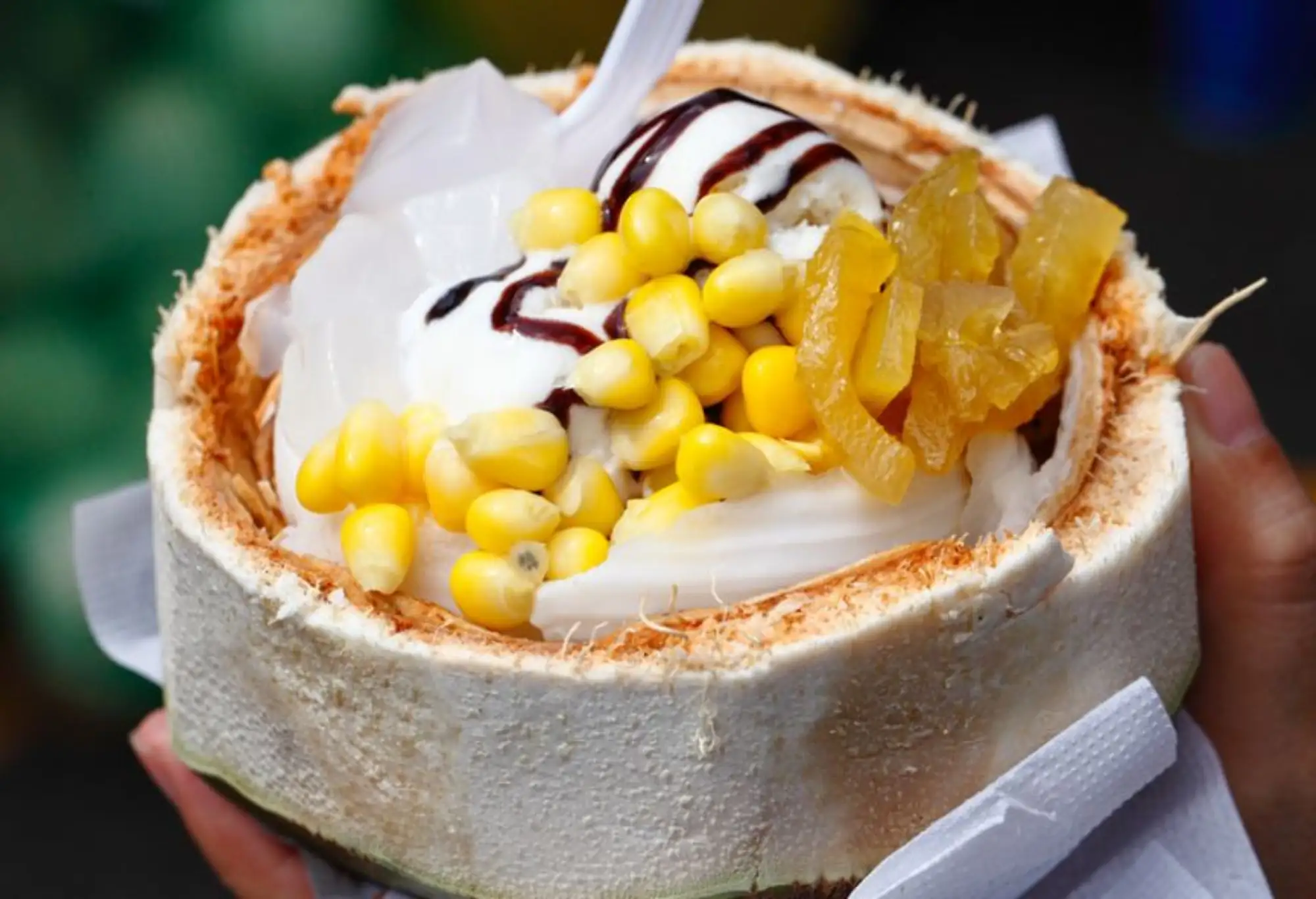 如果你在泰国街头一定会看到这款经典的小吃——泰式椰子冰淇淋（图片来源：livingnomads）
