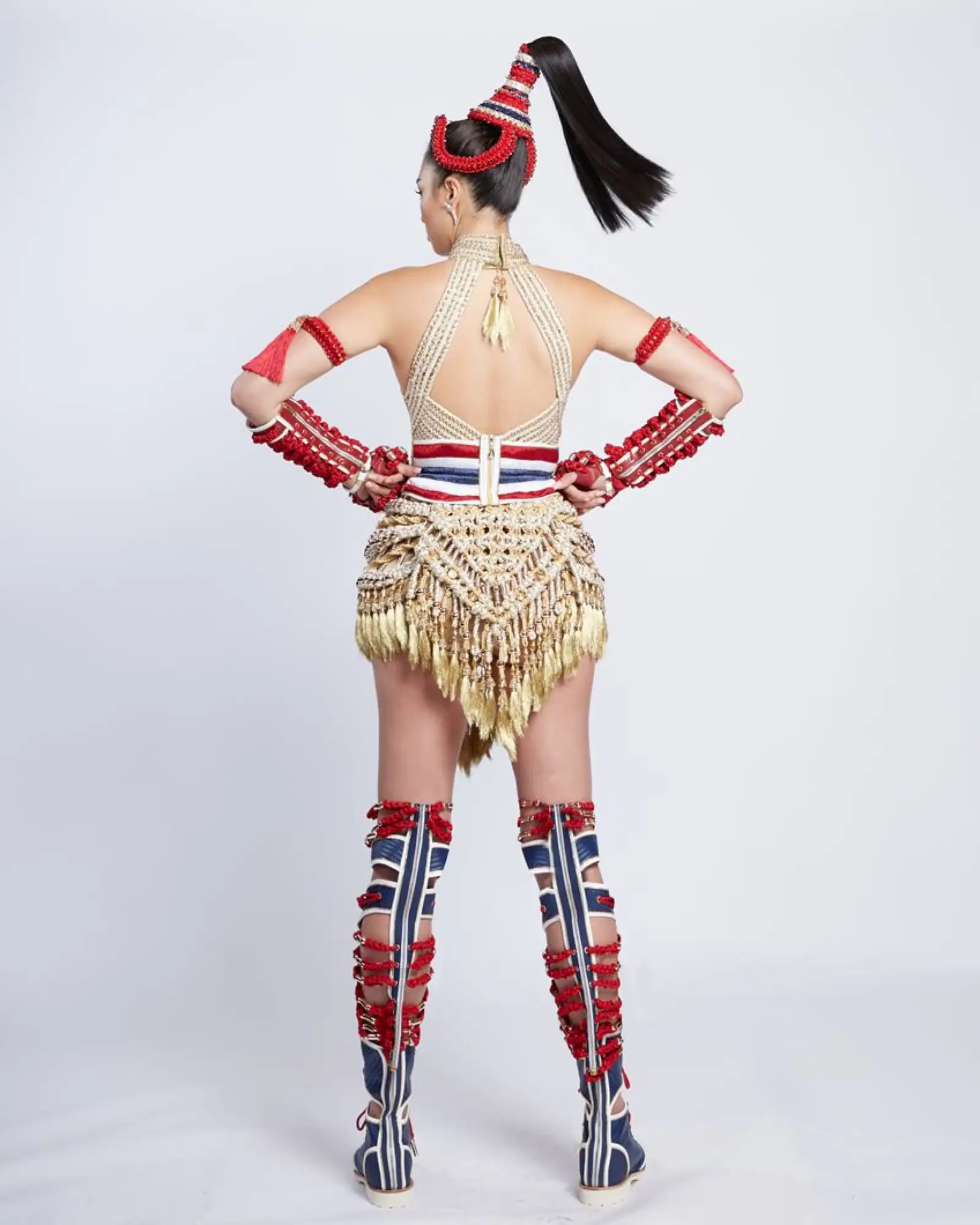 泰澳混血Anchilee的佳麗國服照公開，用傳統拳擊服致敬女性力量（圖片來源：Facebook）