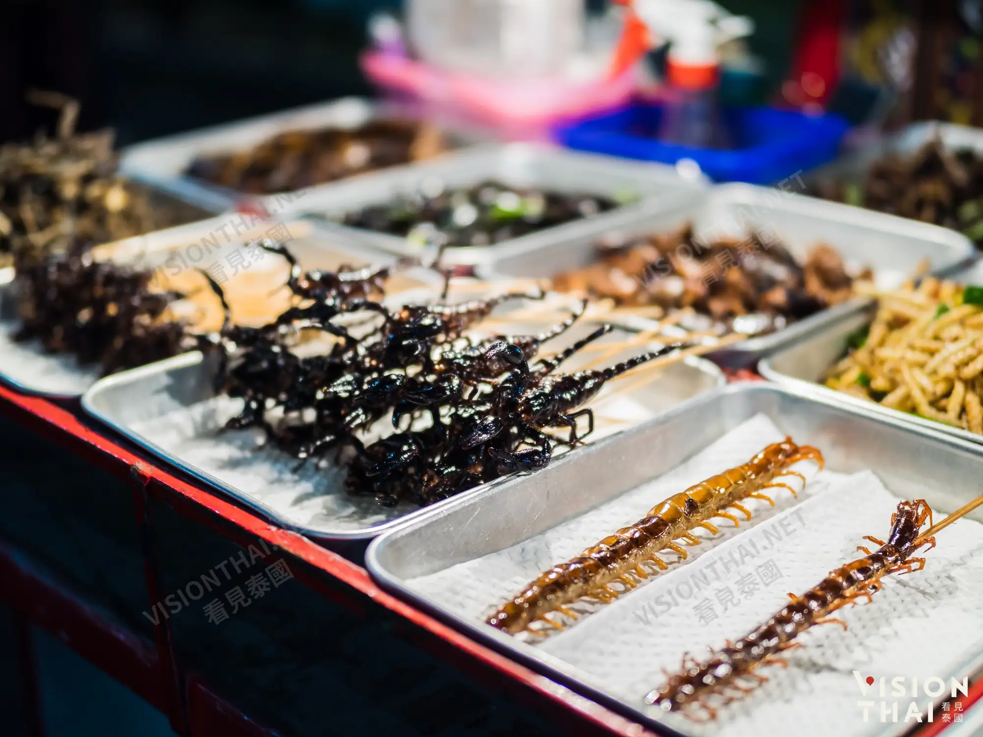 泰國盛產各類昆蟲，昆蟲本身含有大量蛋白質，經油炸後成為了一道美味的小吃（VISION THAI 看見泰國）