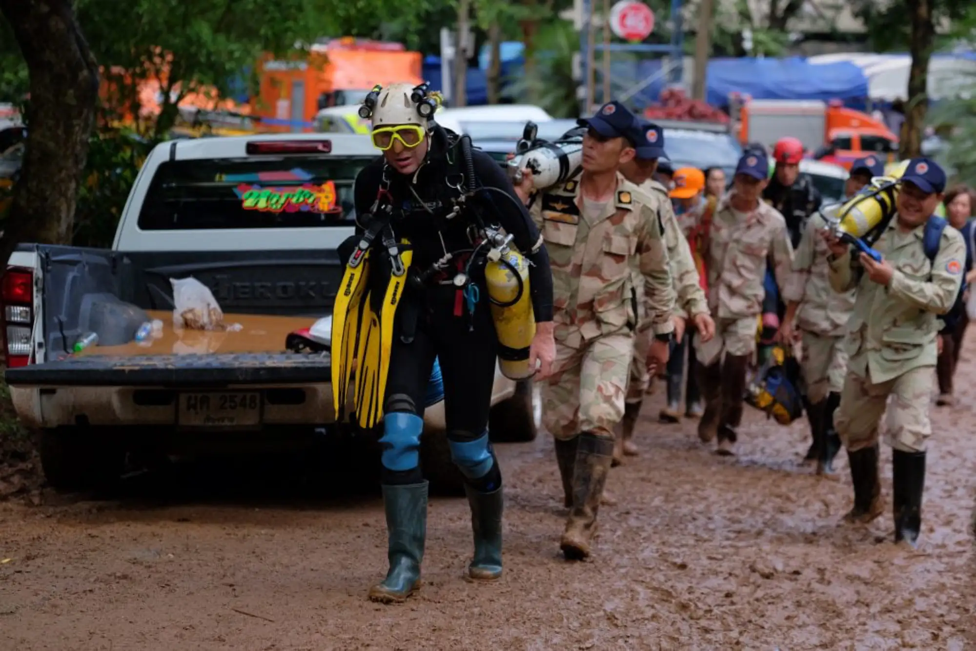 《泰国洞穴救援》主要以参与洞穴救援的潜水员的视角出发（图片来源：美国国家地理官网）