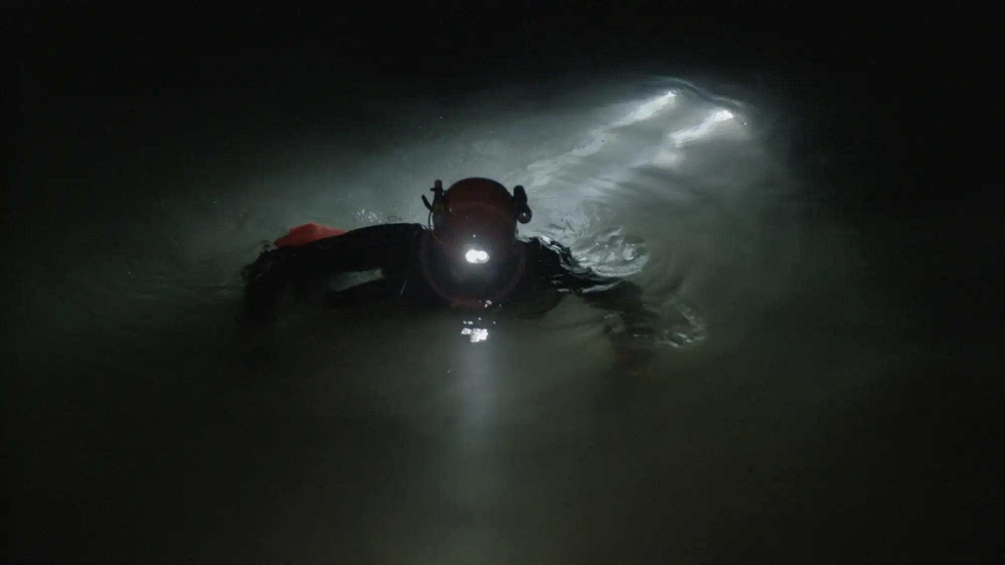 摄制组透露影片中的水下场景是在英国的摄影棚内与潜水员一起拍摄的（图片来源：美国国家地理官网）