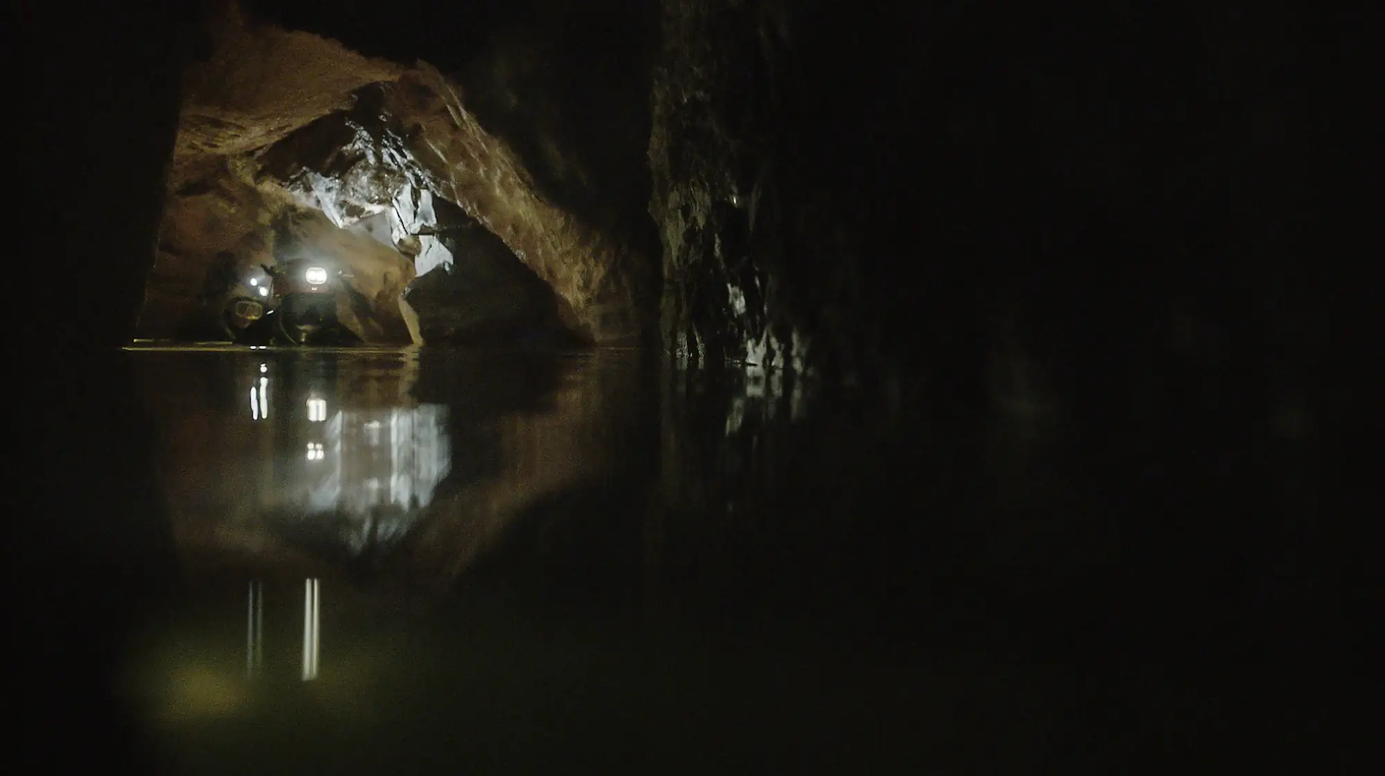 《泰國洞穴救援》主要以參與洞穴救援的潛水夫的視角出發（圖片來源：美國國家地理官網）