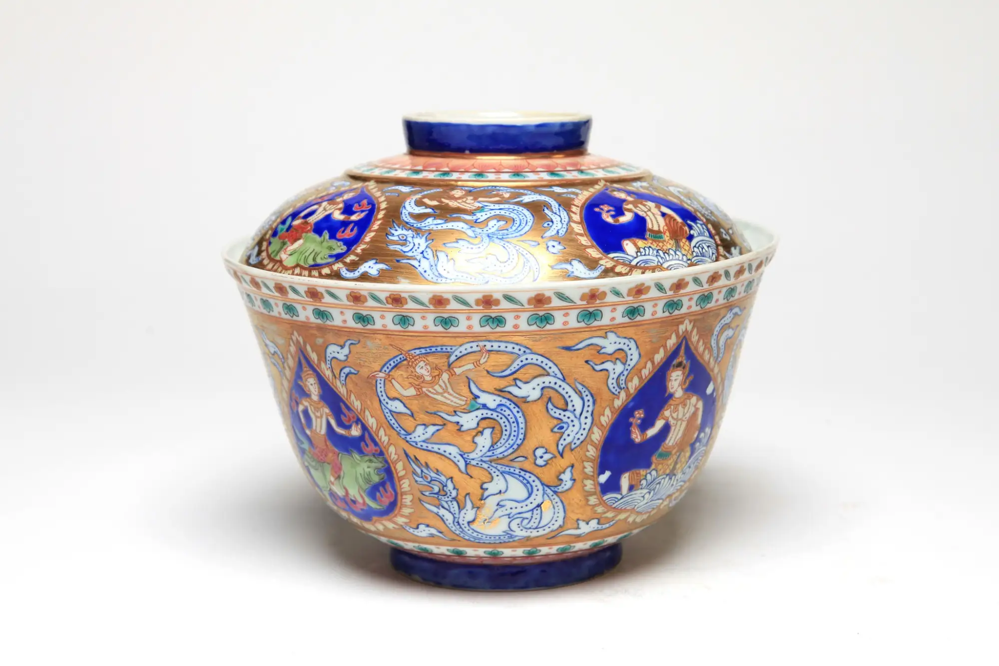 今年RCB拍賣會亮點拍品是一只名為「四大元素神靈」泰國班加隆(Benjarong)瓷碗