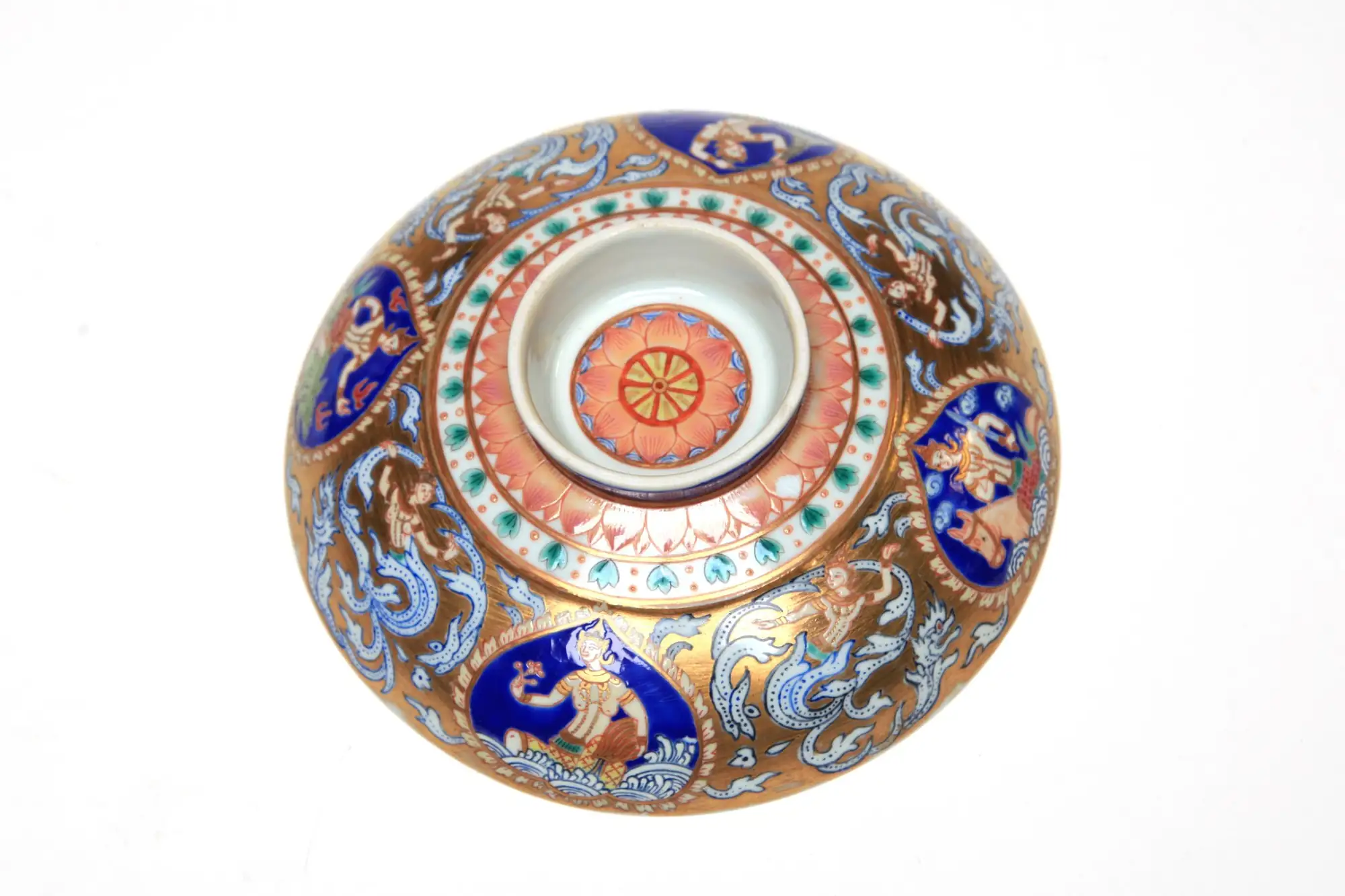 今年RCB拍賣會亮點拍品是一只名為「四大元素神靈」泰國班加隆(Benjarong)瓷碗（圖片由RC提供）