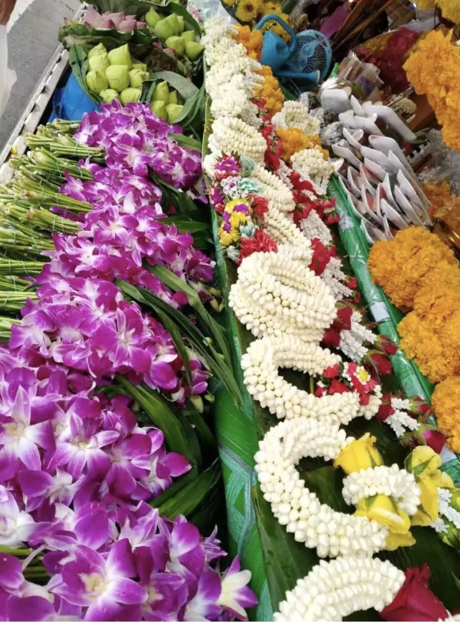 泰国花环都是纯手工制作的，用不同的鲜花和叶子制成（图片来源：沪江泰语）