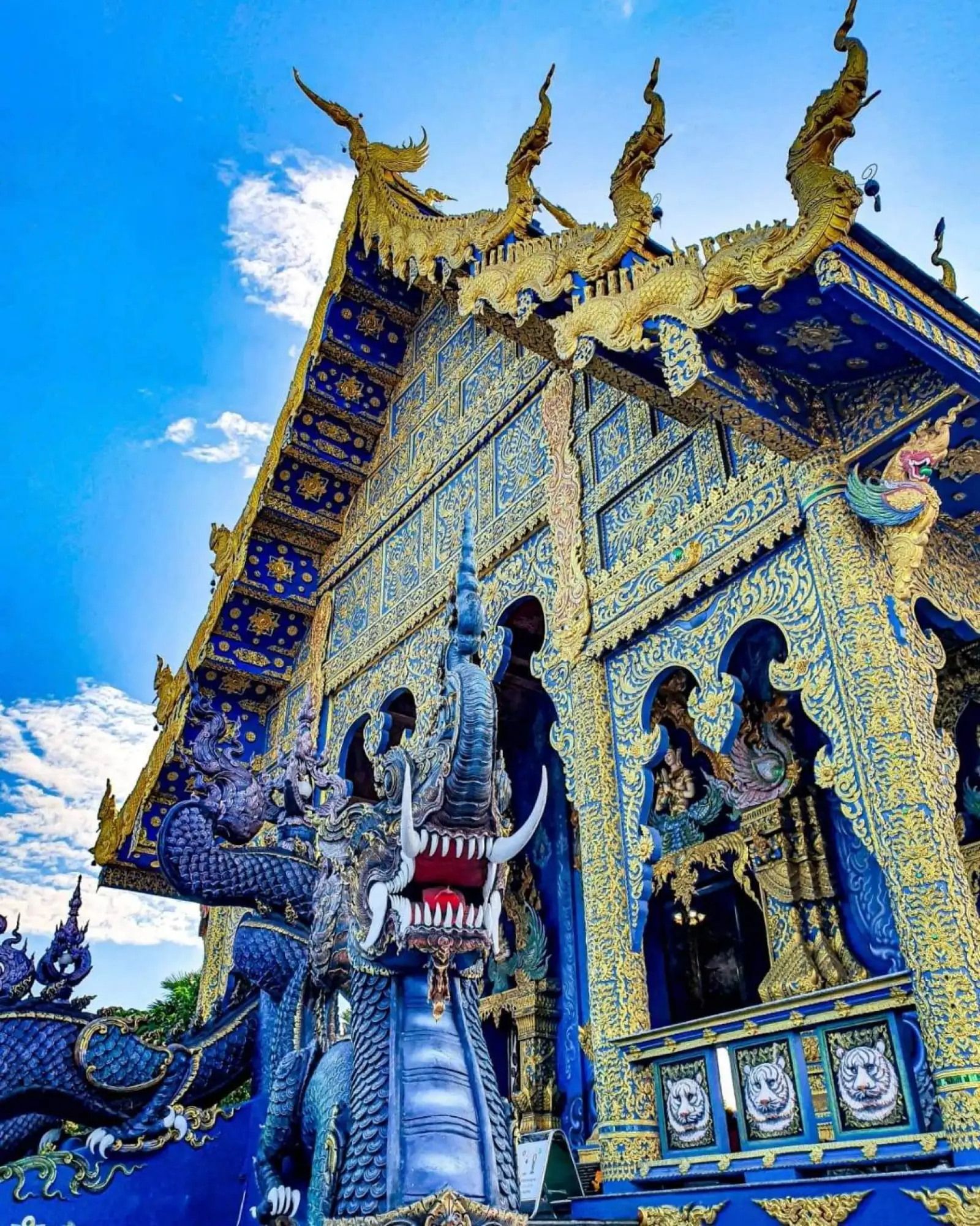 神聖魔幻的清萊藍廟（圖片來源：komchadluek）