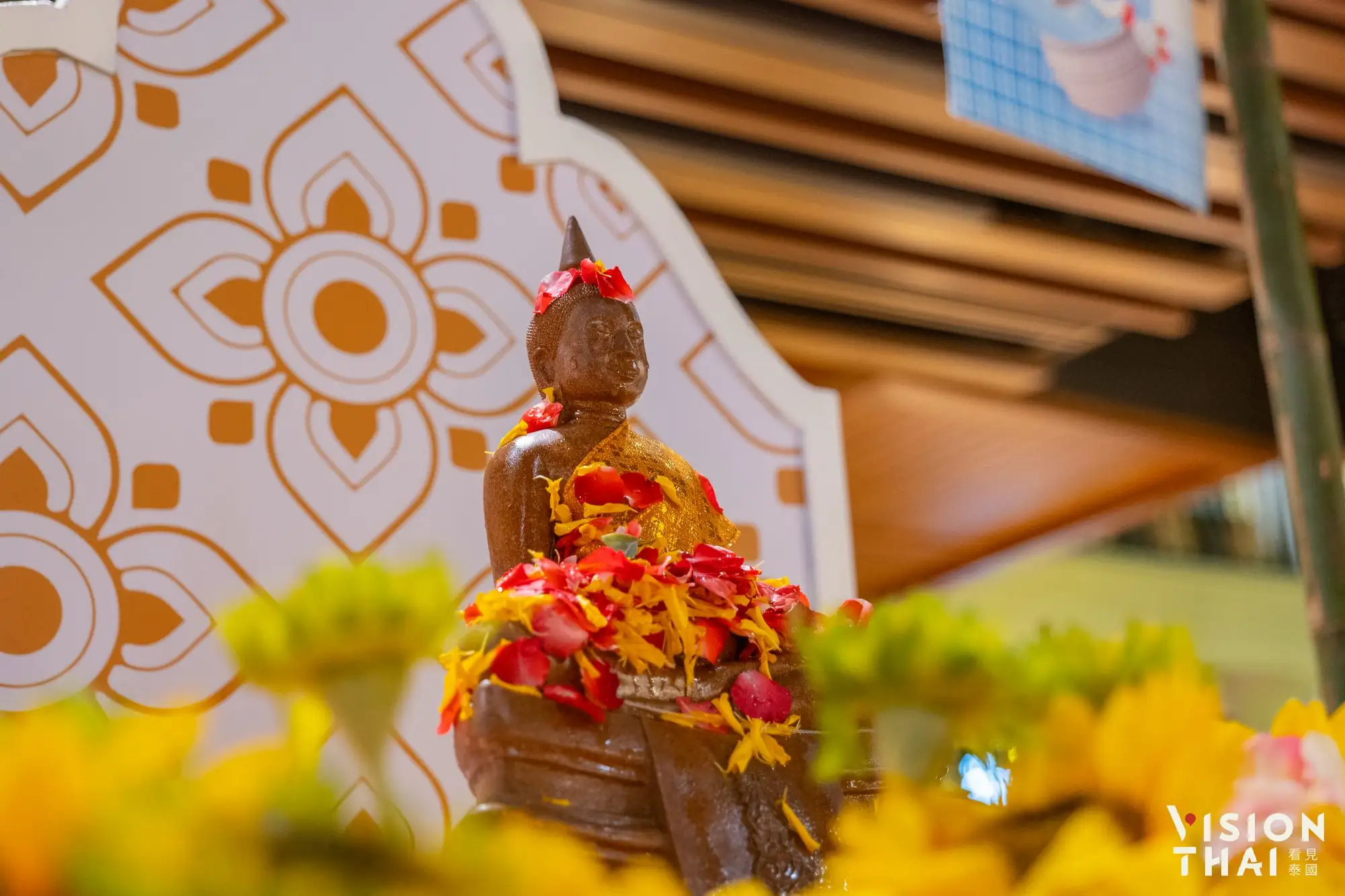 暹羅天地ICONSIAM還特地請來王家神廟的Luang Pho To Phromrangsee佛像與百年聖水，供民眾進行浴佛儀式（Vision Thai 看見泰國）
