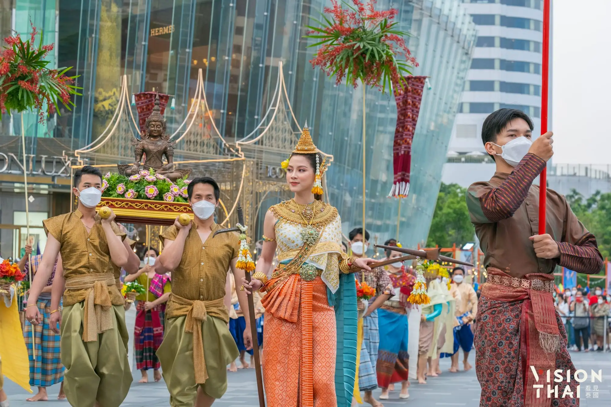 泰國女星Baifern化身美麗的宋干女神Nang Songkran揭開活動序幕（Vision Thai 看見泰國）