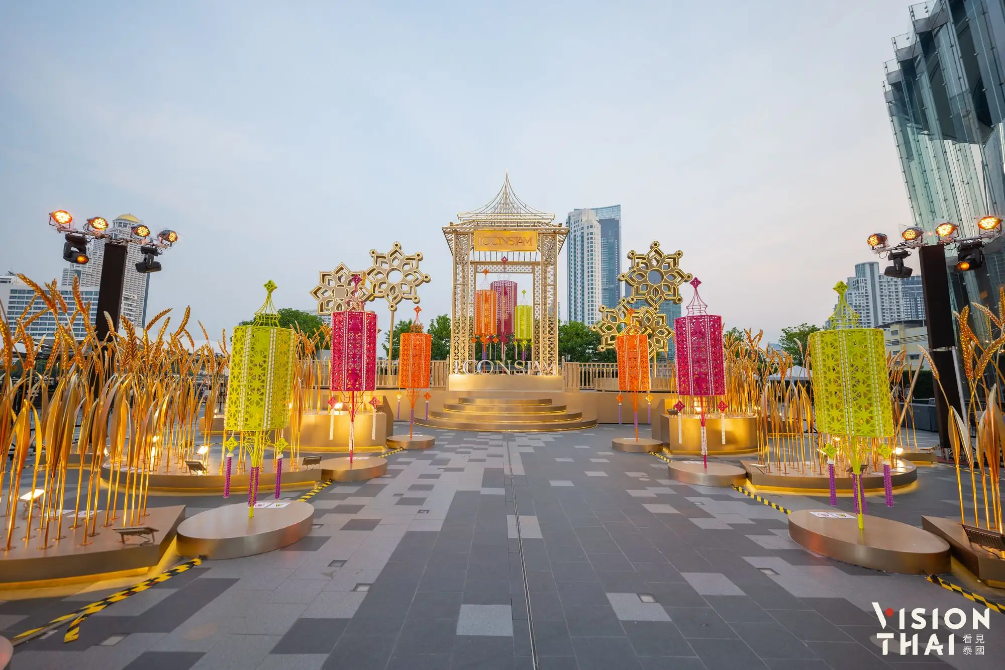 曼谷暹羅天地ICONSIAM邀你體驗禮佛、浴佛、逛傳統廟會...等宋干節傳統習俗（Vision Thai 看見泰國）