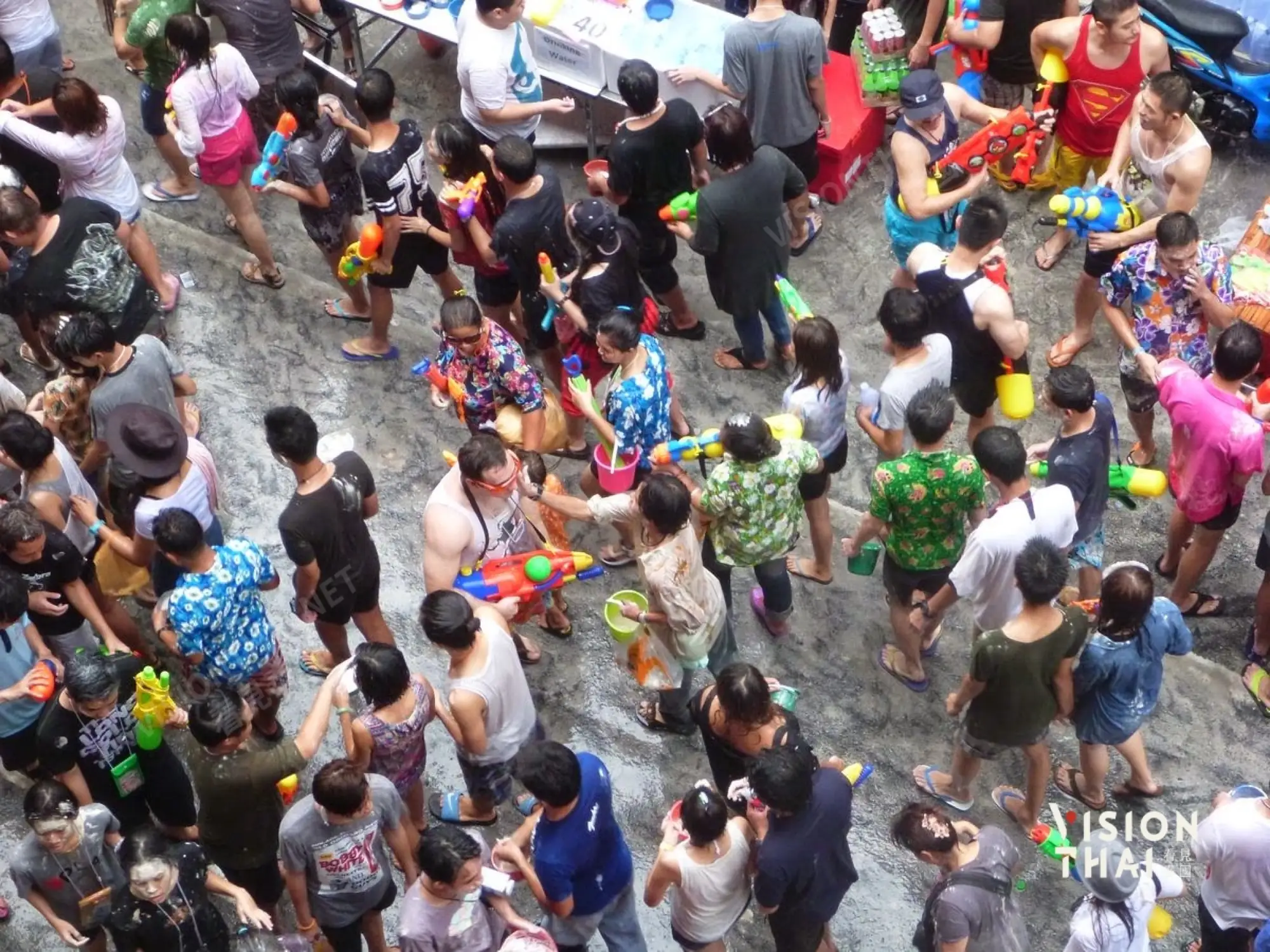 每年泼水节都会封路变成疯狂打水仗的“战场”（Vision Thai 看见泰国）