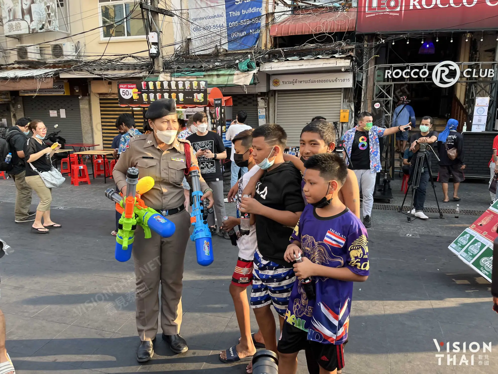本地小朋友考山路大水仗，警察立刻没收水枪制止劝说（Vision Thai 看见泰国）