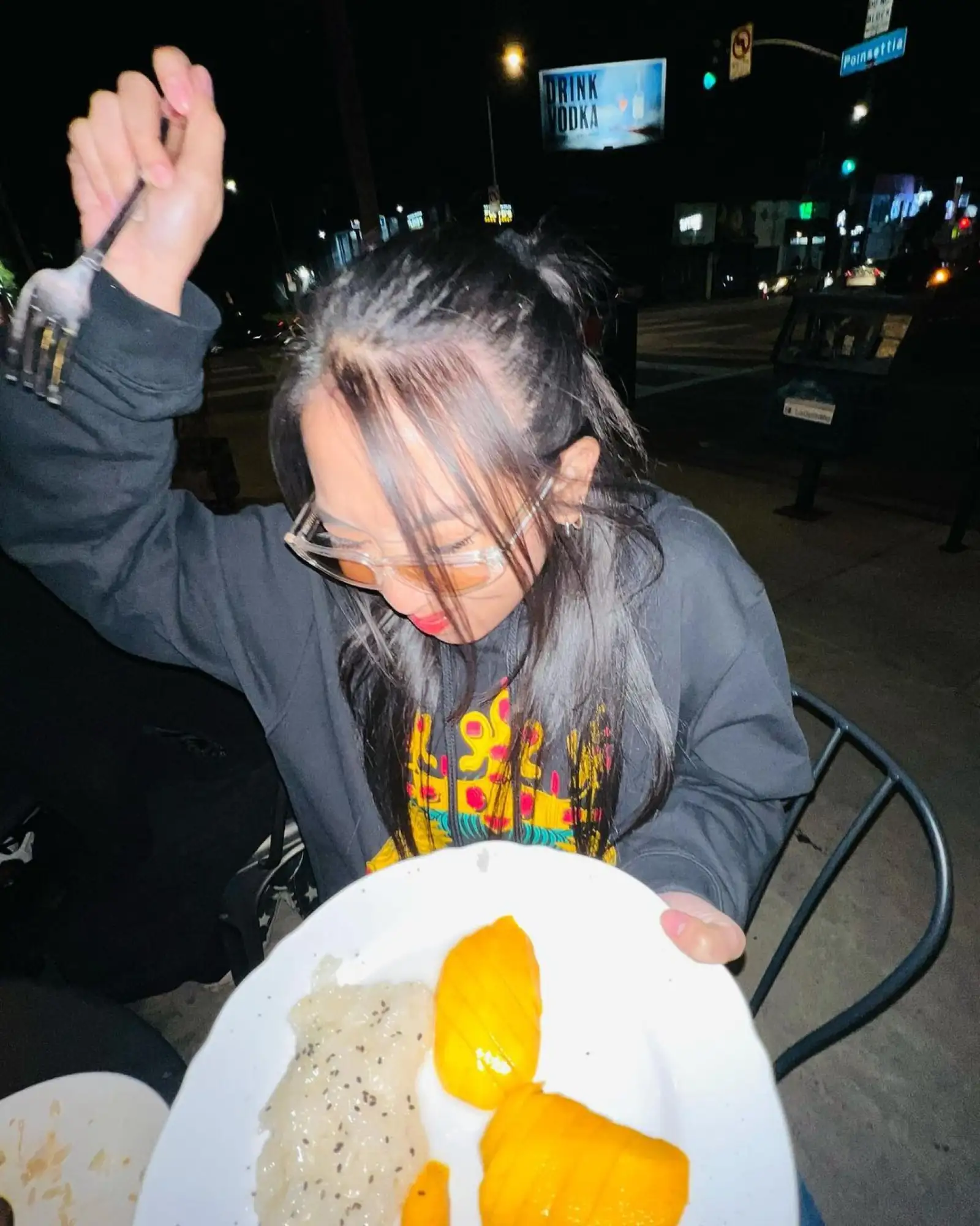 泰國饒舌女歌手Milli吃芒果糯米飯（圖片來源：IG）