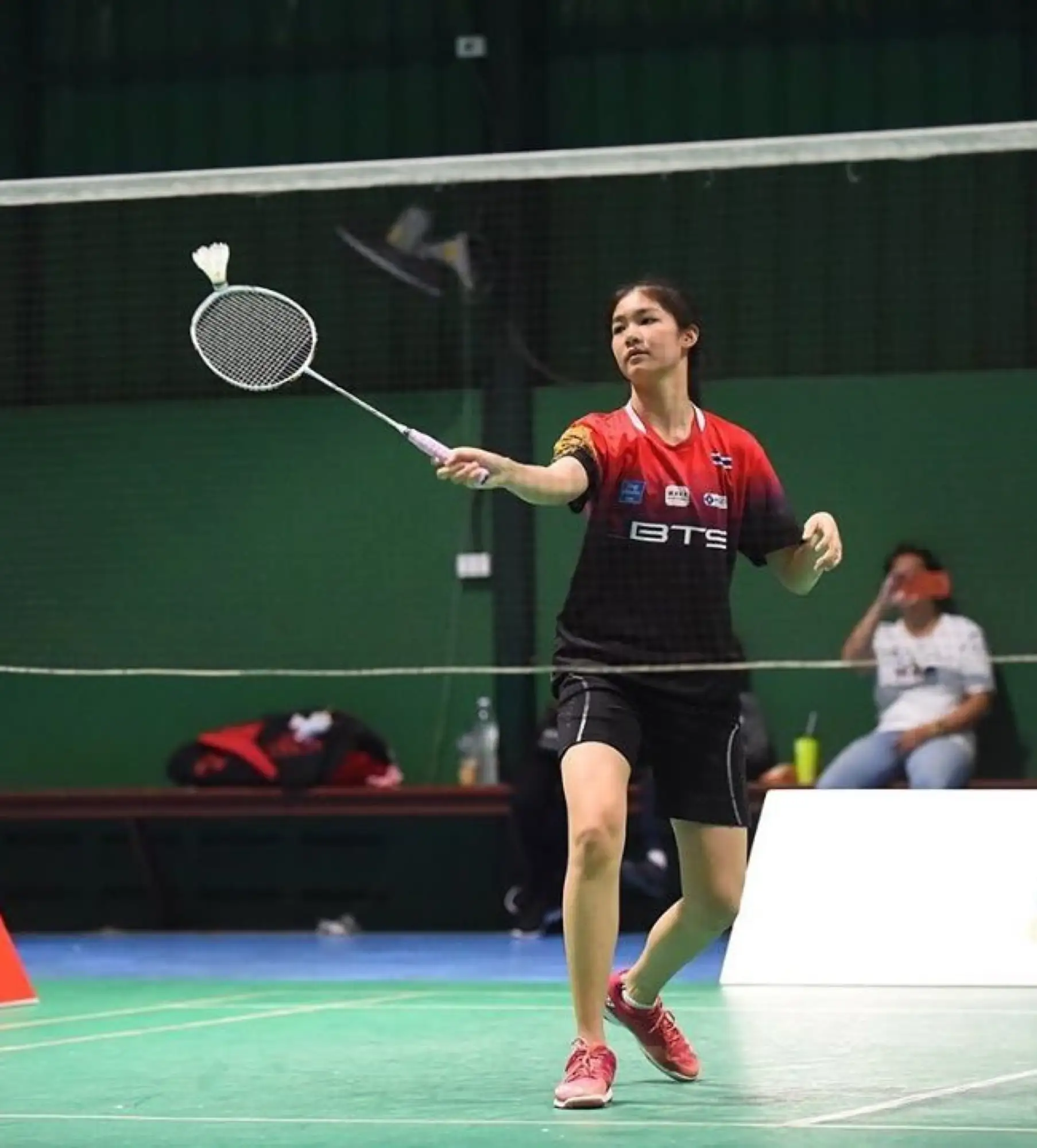泰国羽毛球天才美少女走红网络（图片来源：sanook）