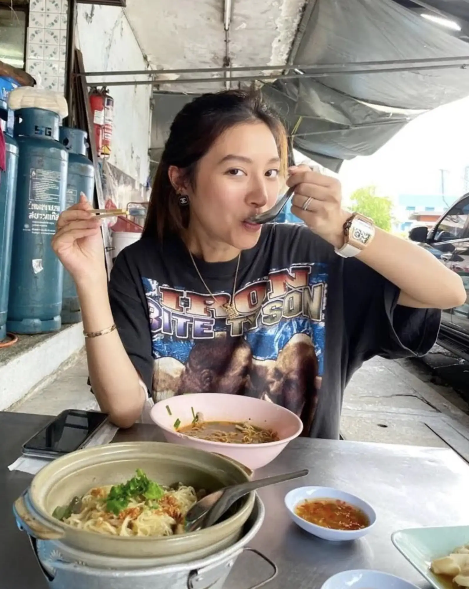 喜歡泰國路邊攤的小夥伴一定對隨處可見的粿條不陌生（圖片來源：滬江泰語）