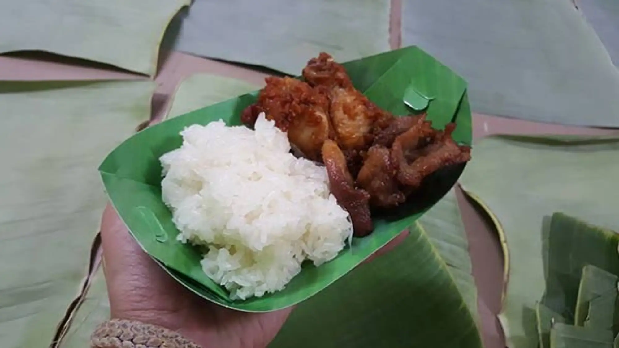 Neaw Moo Saitaek炸猪肉（图片来源：sanook）
