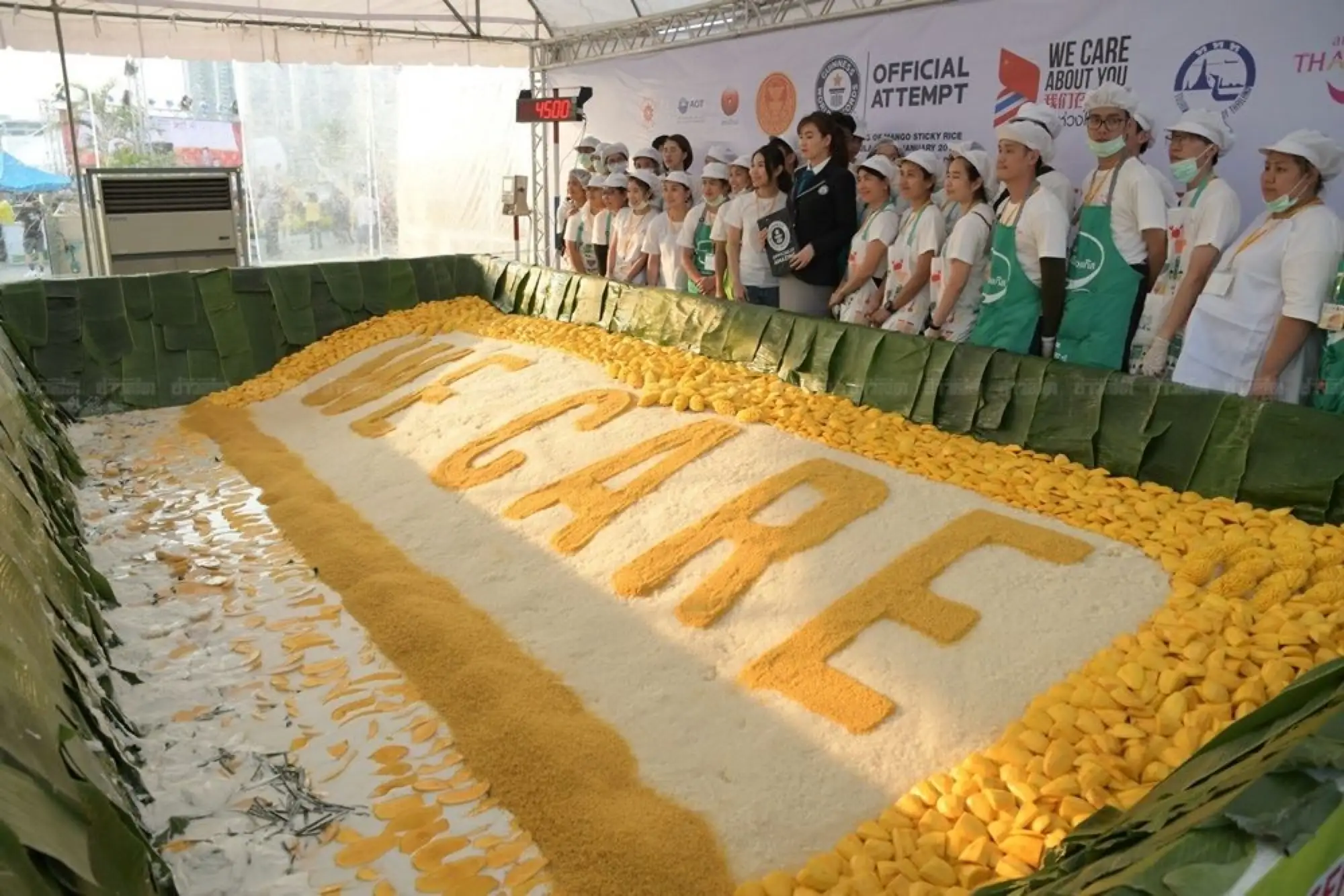 泰國創造出世界最大芒果糯米飯（圖片來源：khaosod）