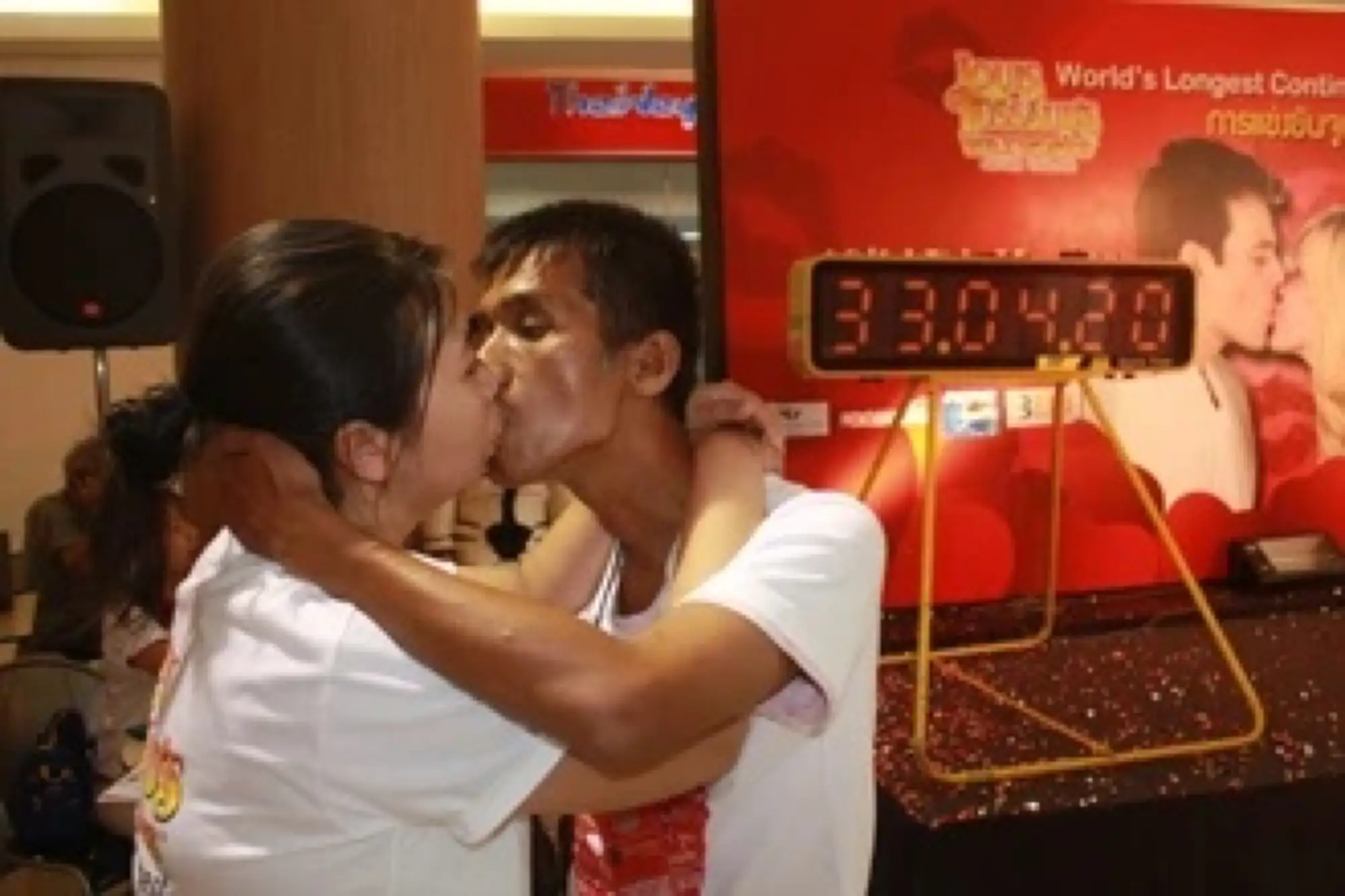 泰夫婦接吻46小時破金氏世界紀錄（圖片來源：mgronline）
