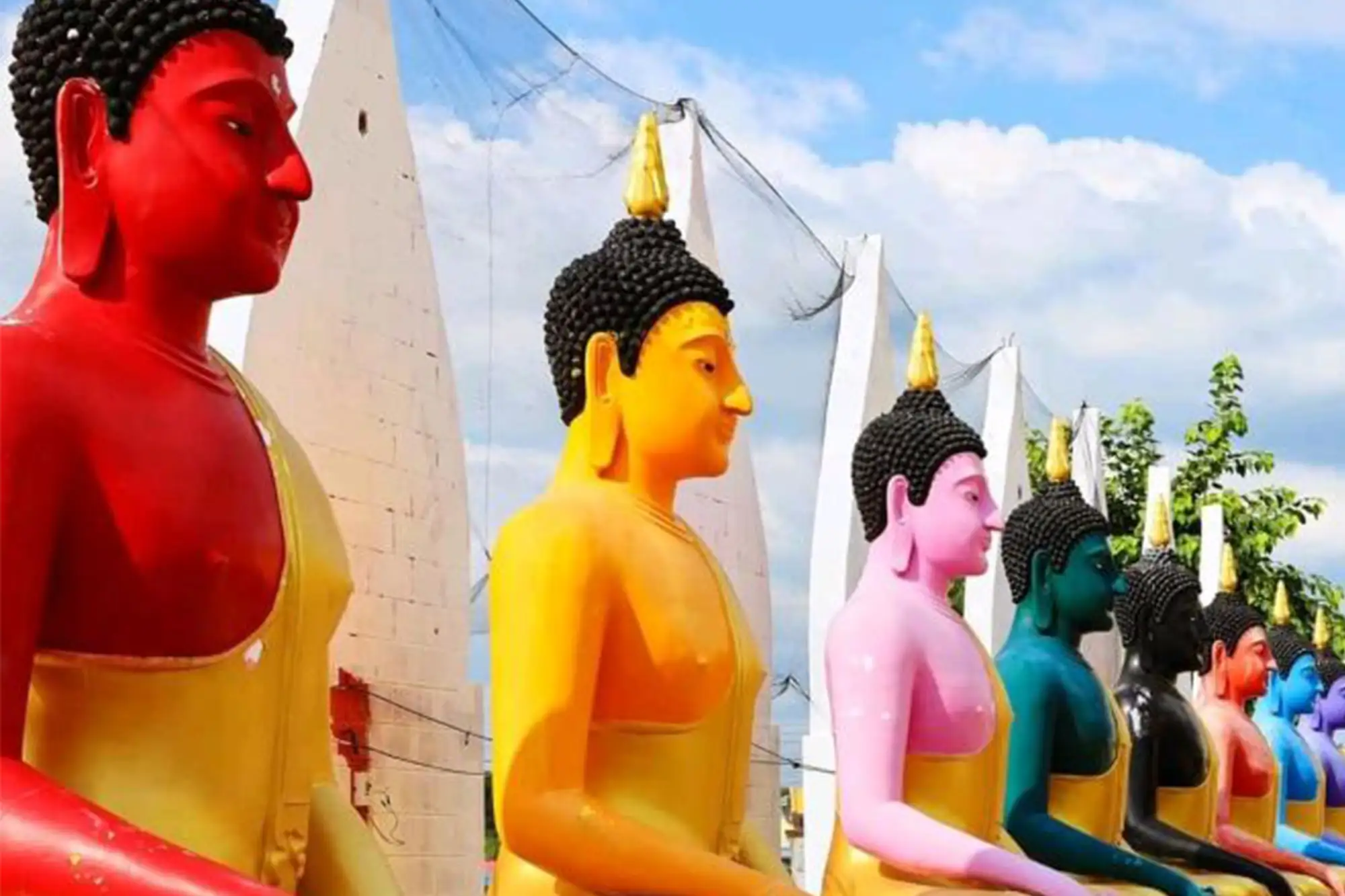 Khao Chong Phatthanaram寺廟有著一座彩色佛像（圖片來源：sanook）