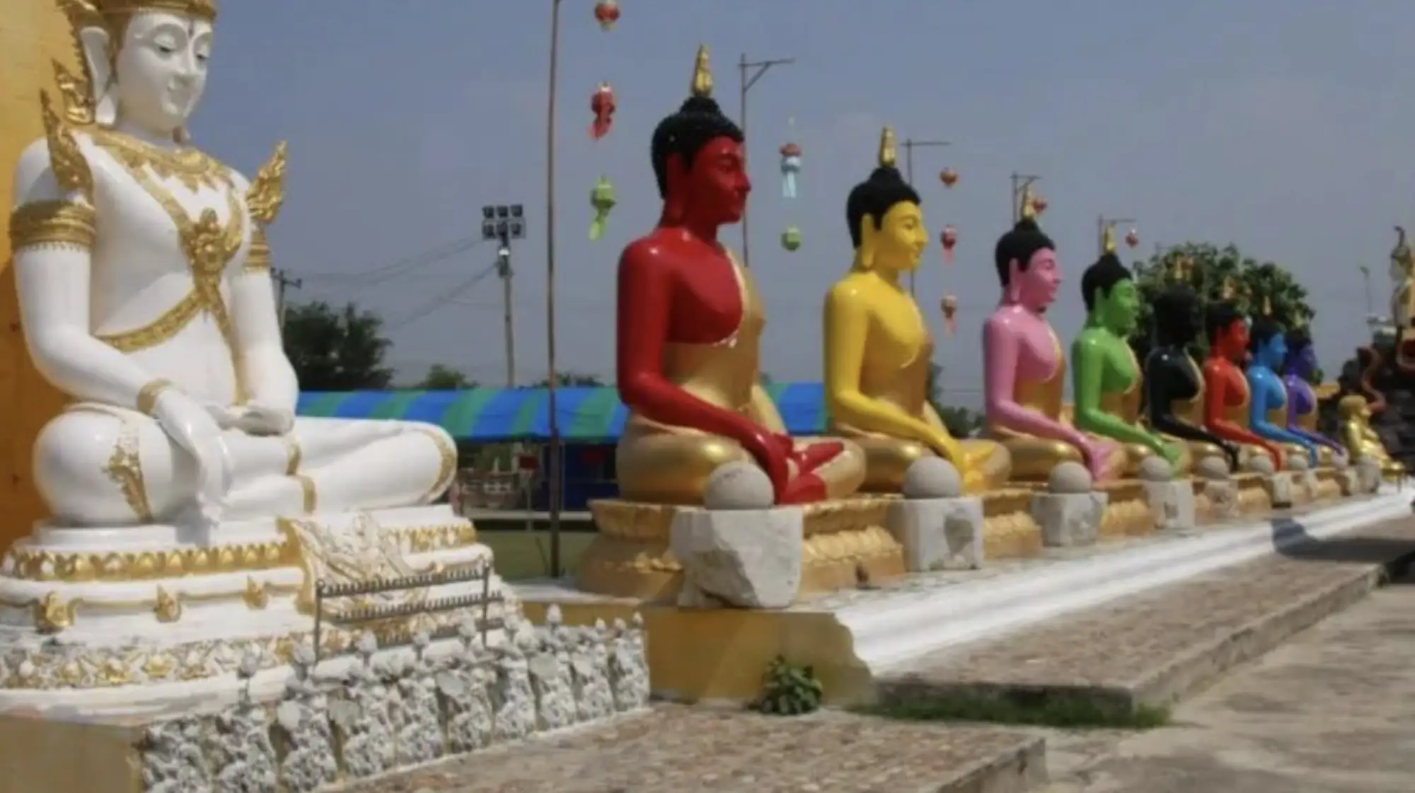Khao Chong Phatthanaram寺庙有着一座彩色佛像（图片来源：sanook）