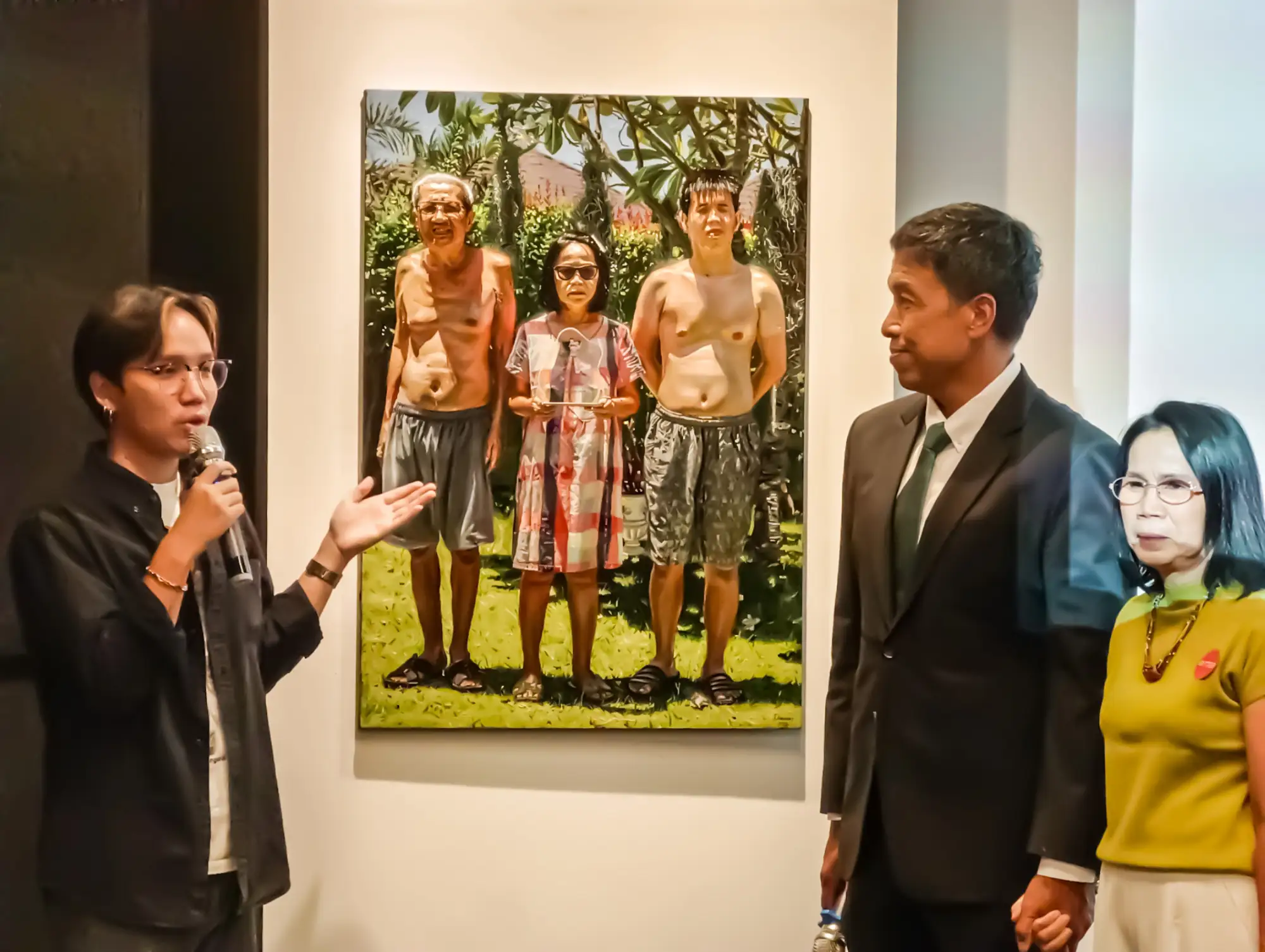 2022「RCB肖像画大奖赛」肖像奖由泰国艺术家席拉蓬(右)的《关系》勇夺(左为曼谷市长与席拉蓬母亲（图片来源：RCB）