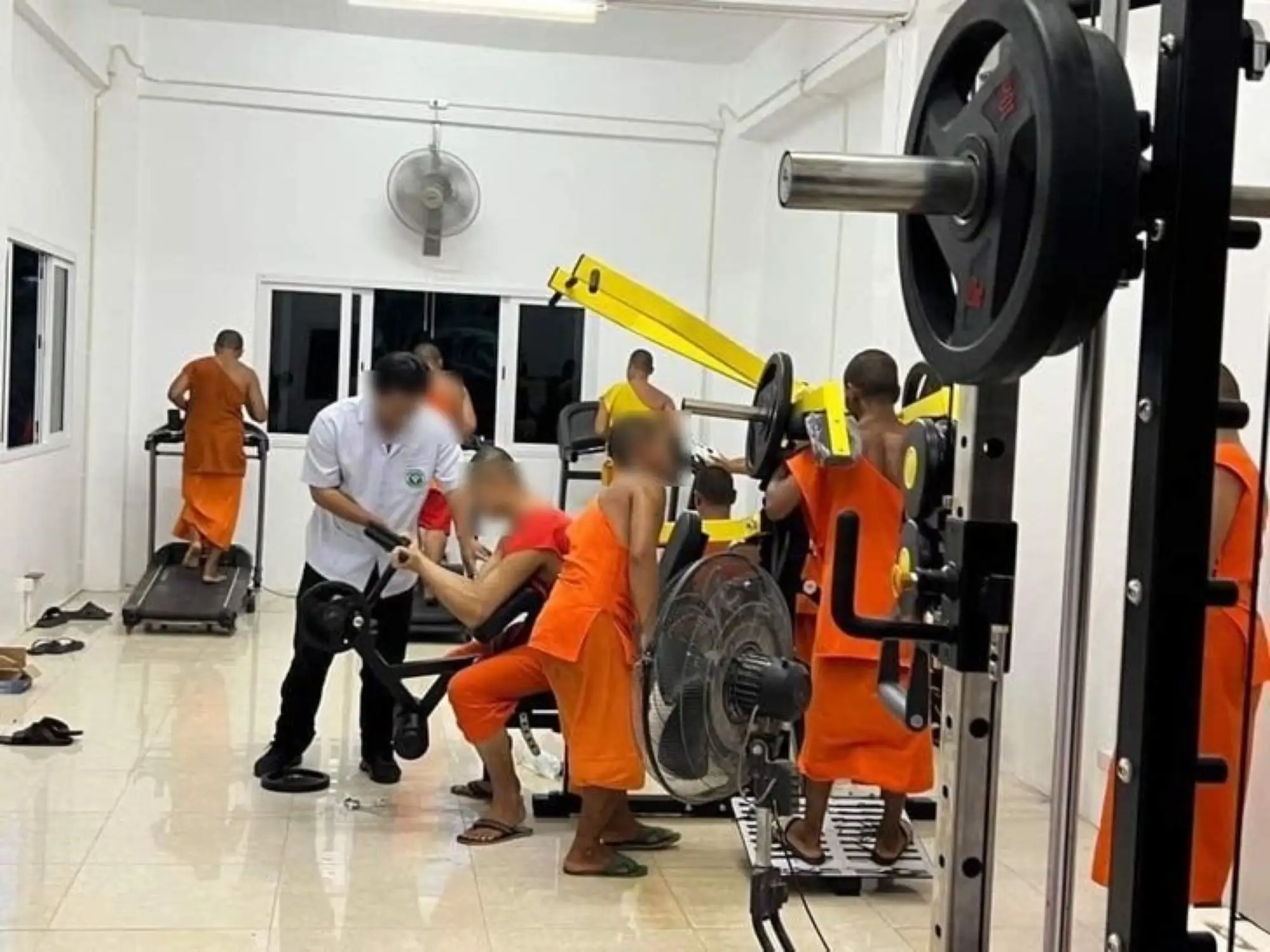 泰國僧侶分享健身照片引來爭議（圖片來源：Sanook）