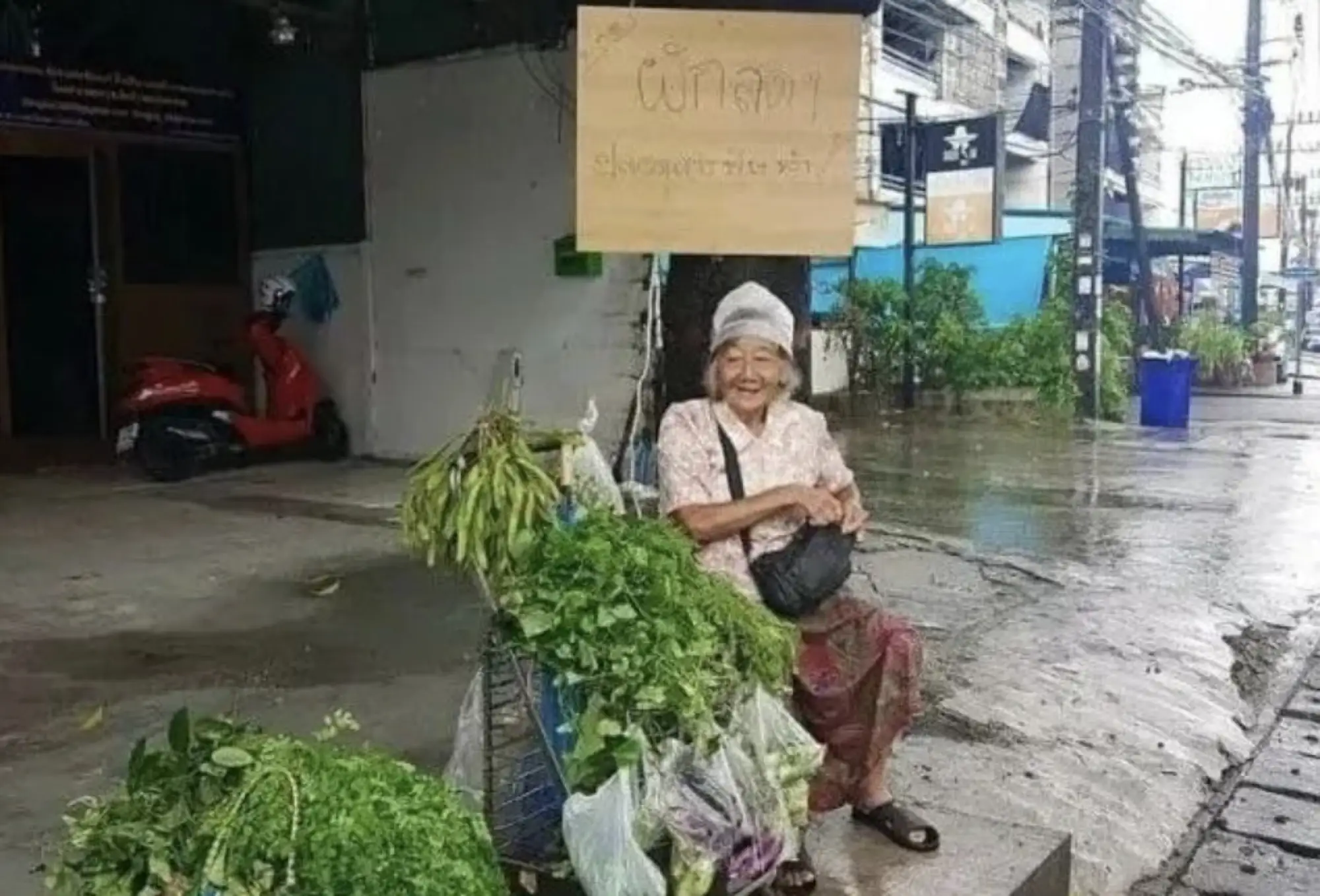 下雨就用塑料袋套头（图片来源：沪江泰语）