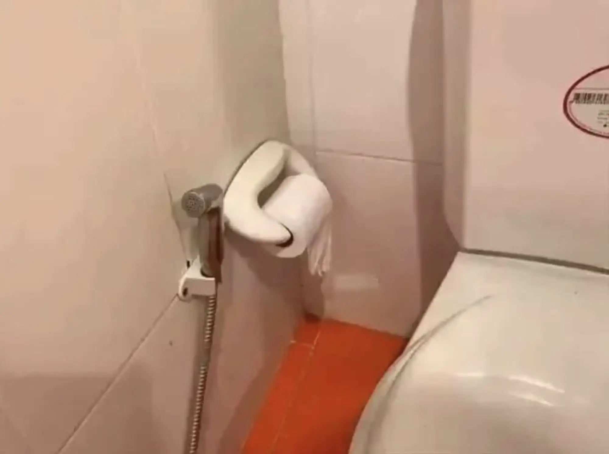 洗手間沒有紙簍（圖片來源：滬江泰語）