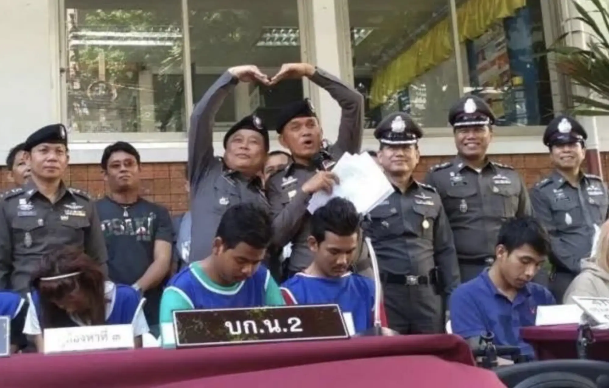 泰國警察制服穿很緊耶（圖片來源：滬江泰語）