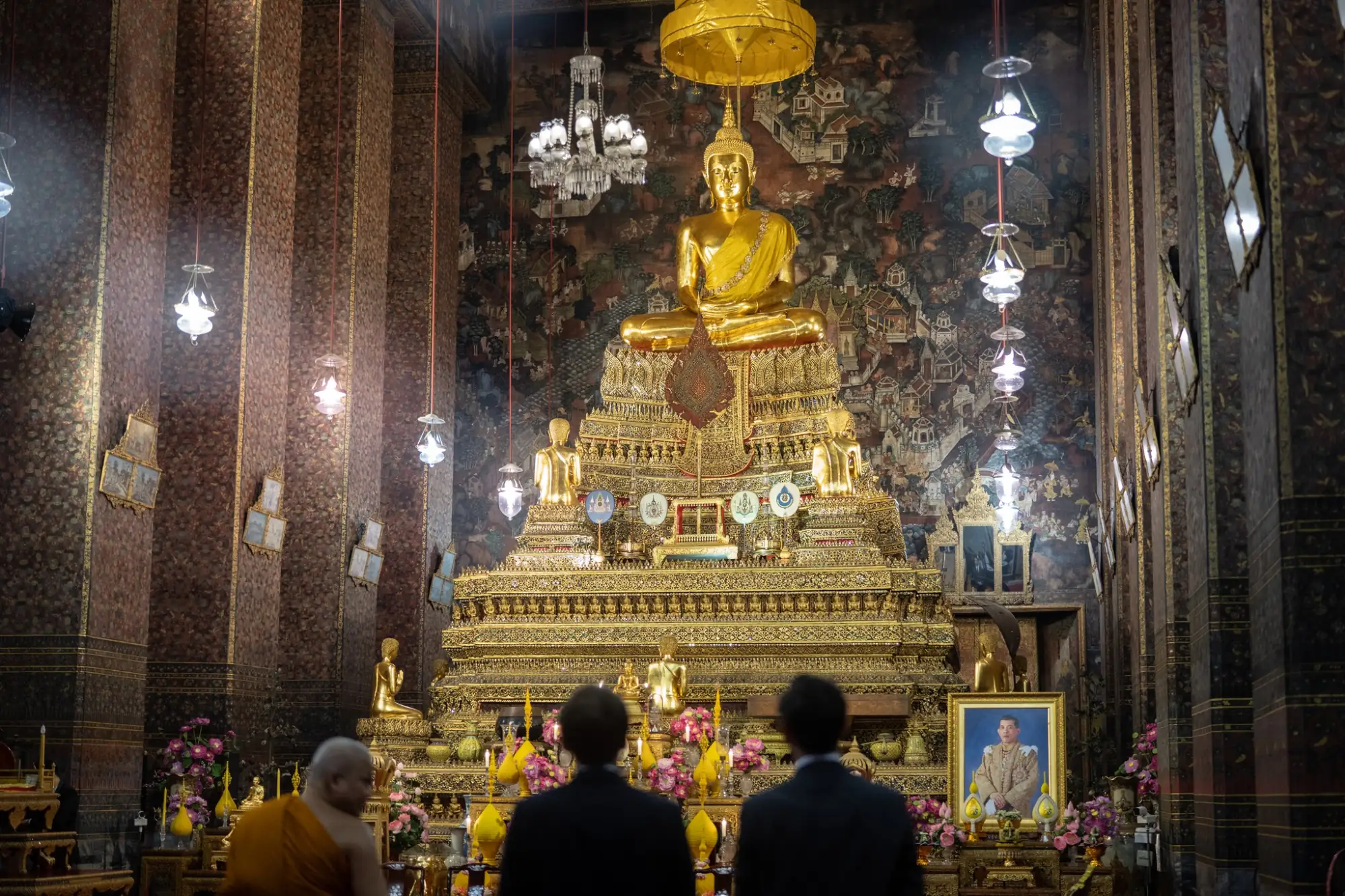 法國總統馬克宏前往參觀臥佛寺（來源：馬克宏臉書）
